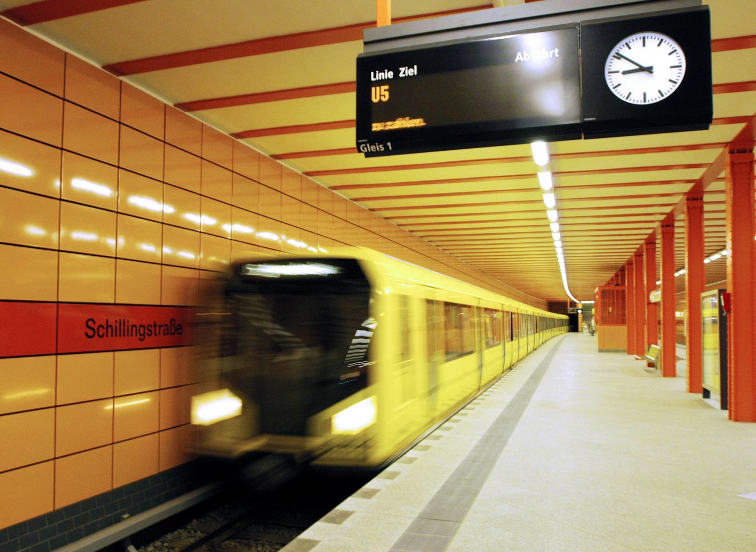 Aussteigen und Handys bereithalten: Am U5-Bahnhof Schillingstraße findet ihr Postkartenmotive. Foto: Imago Images/Enters