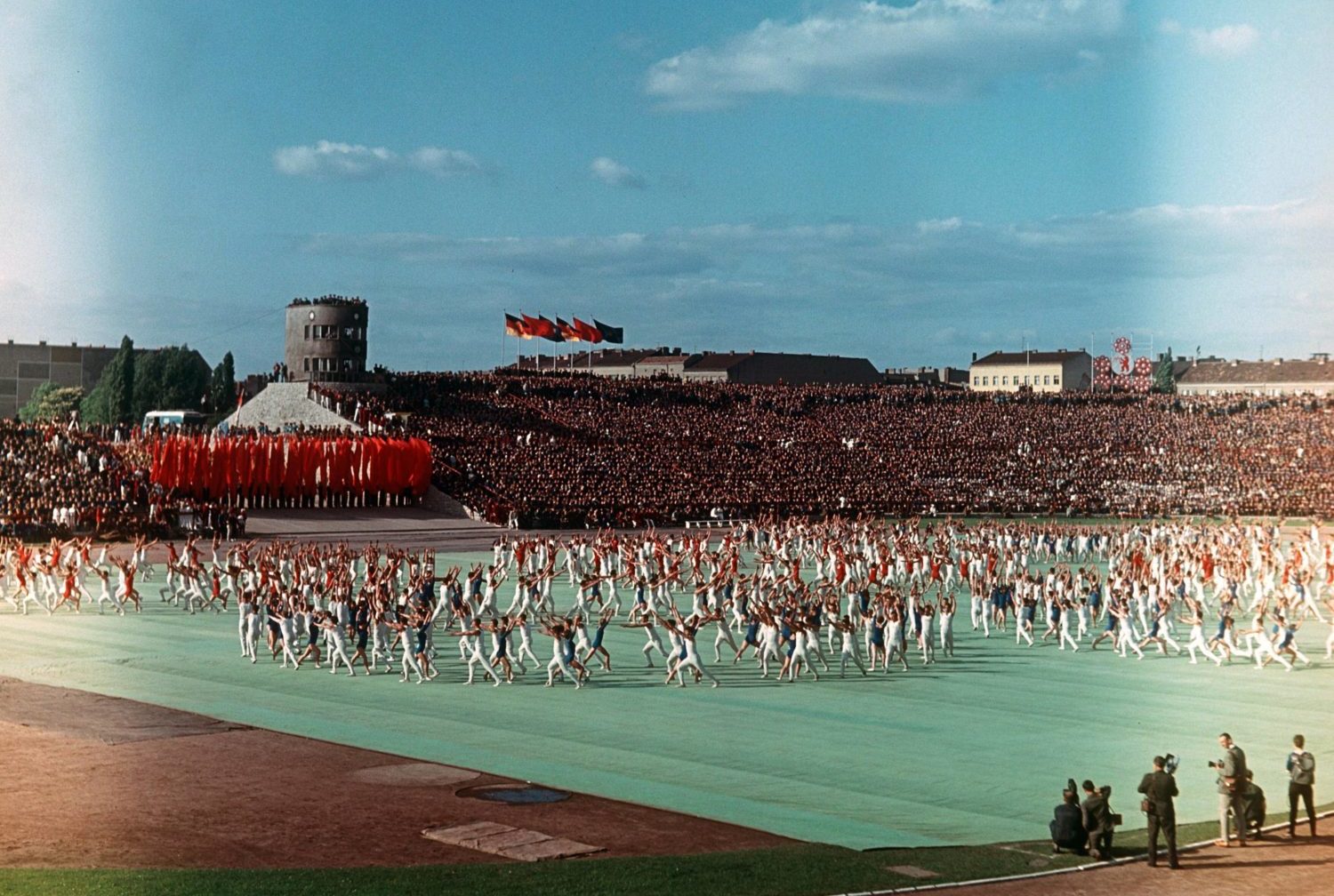 Berlin 1960er: Massenturndarbietung im Stadion der Weltjugend in Berlin während des Deutschlandtreffens 1964. Foto: Imago/Werner Schulze