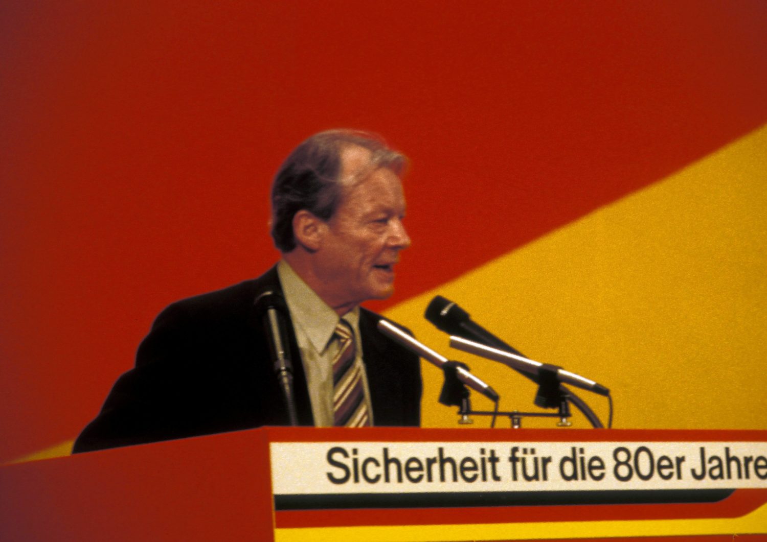 Willy Brandt (SPD) spricht auf dem Parteitag in Berlin, Dezember 1979. Foto: Imago/Bonn-Sequenz