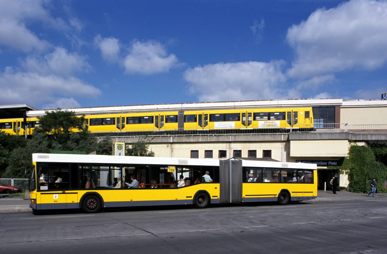 Vom U-Bahnhof Elsterwerdaer Platz kommt ihr blitzschnell zum Schloss Biesdorf – oder steigt in den Bus um. Foto: Imago Images/F. Berger