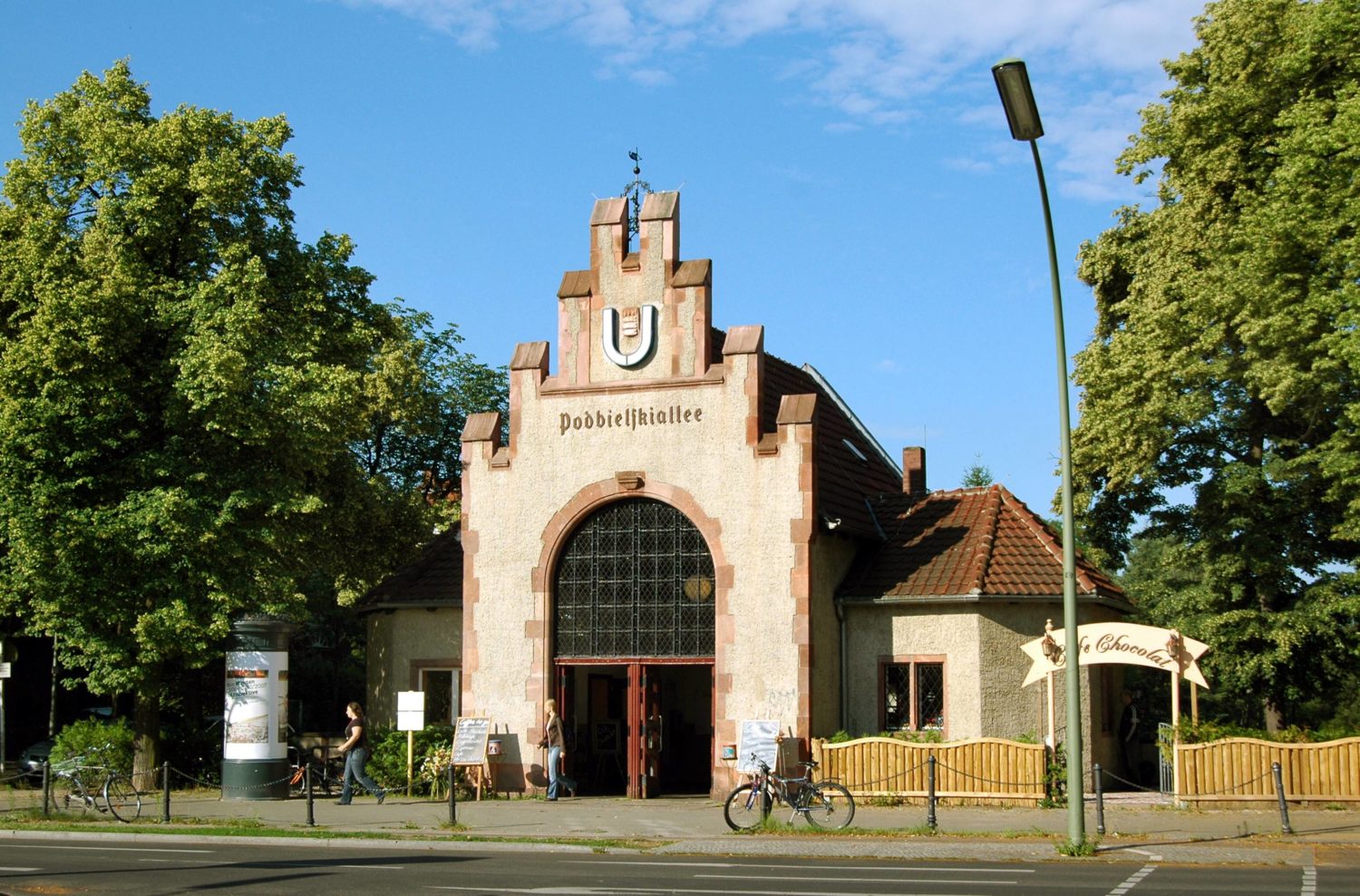 U3 Erbaut im Stil einer mittelalterlichen Burg: der U-Bahnhof Podbielskiallee.