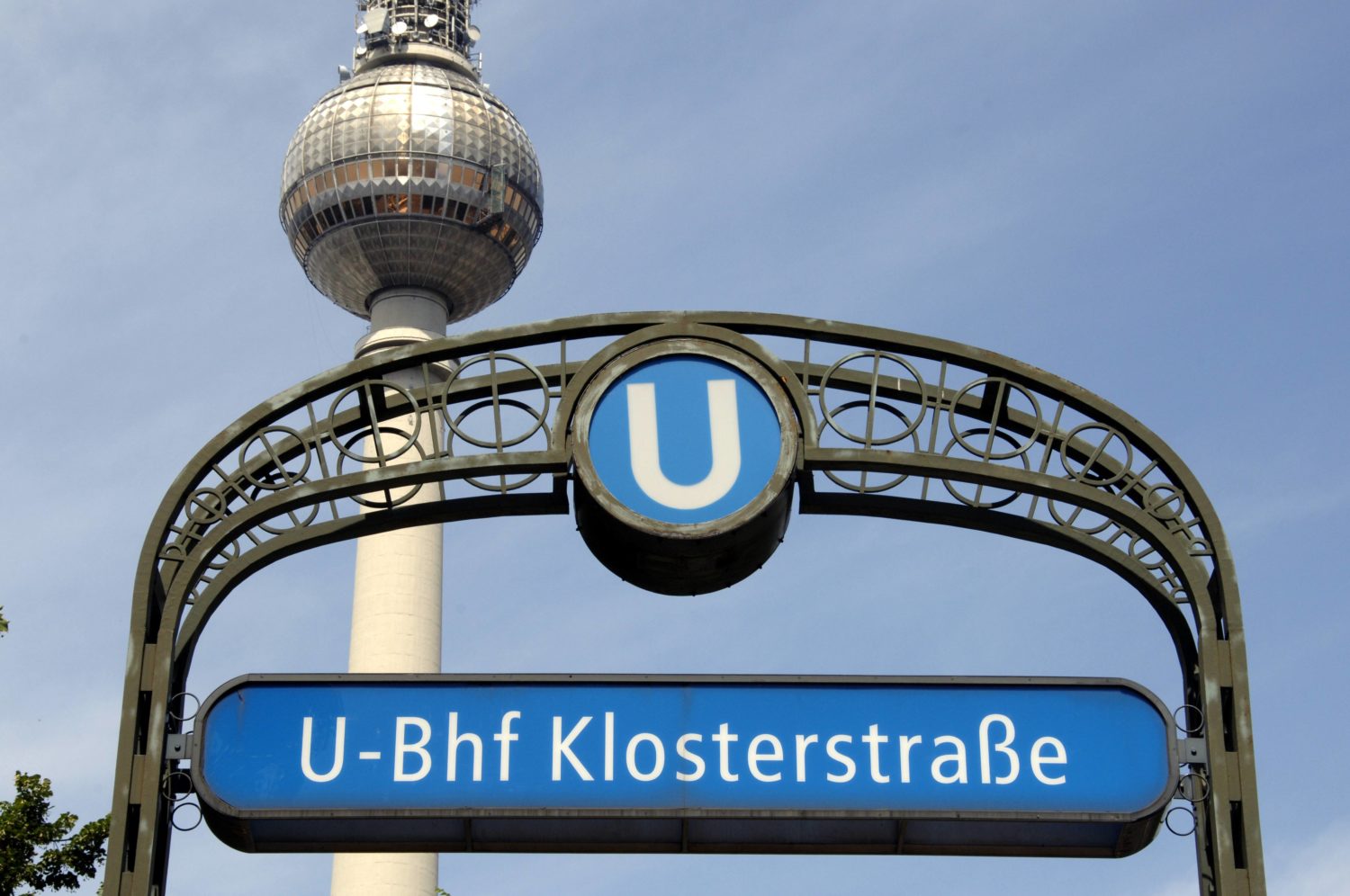 Unweit des Alexanderplatzes gelegen ist die Haltestelle Klosterstraße der Linie U2.