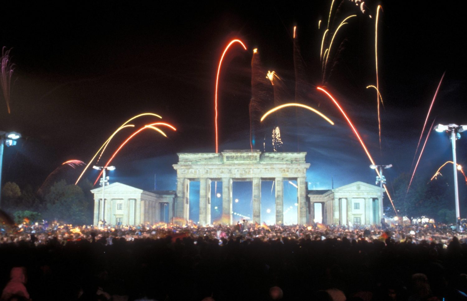 Simon Deutsch-deutsche Silvesterfeier am geöffneten Brandenburger Tor in Berlin, 1. Januar 1990. Foto: Imago/Sven Simon