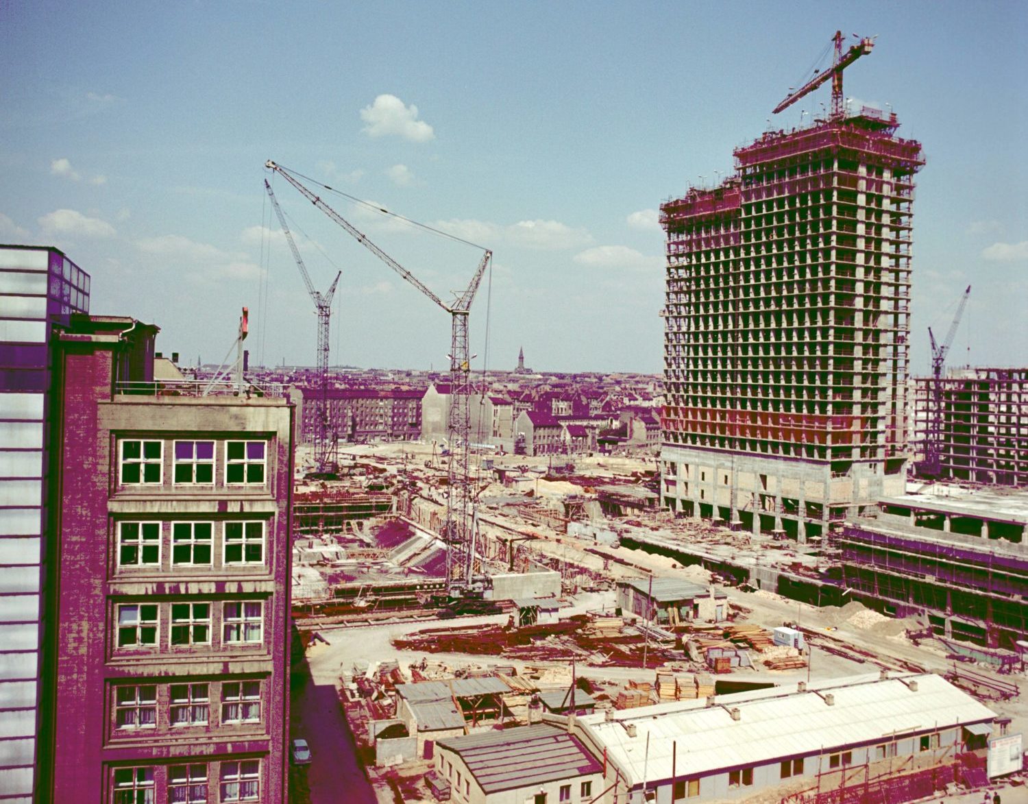 Baustelle Alexanderplatz mit Hotel Stadt Berlin, Juli 1963. Foto: Imago/Stana