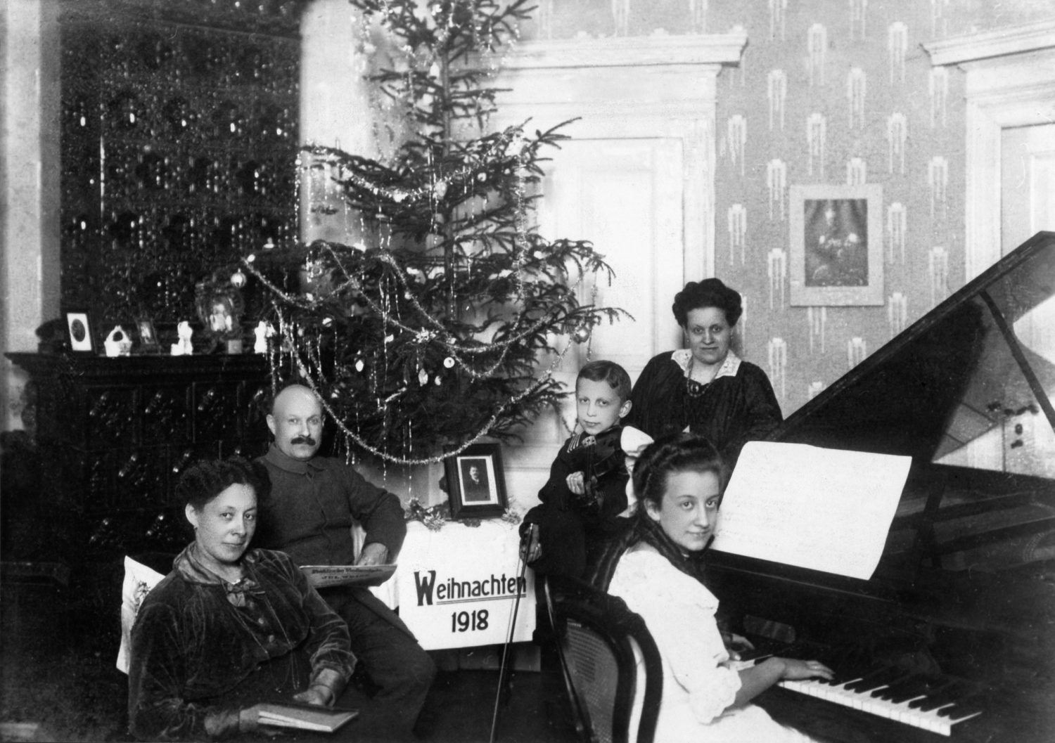 berlinerische Sprüche: Familie bei der Weihnachtsfeier, Berlin 1918. Foto: Imago/Jürgen Ritter  