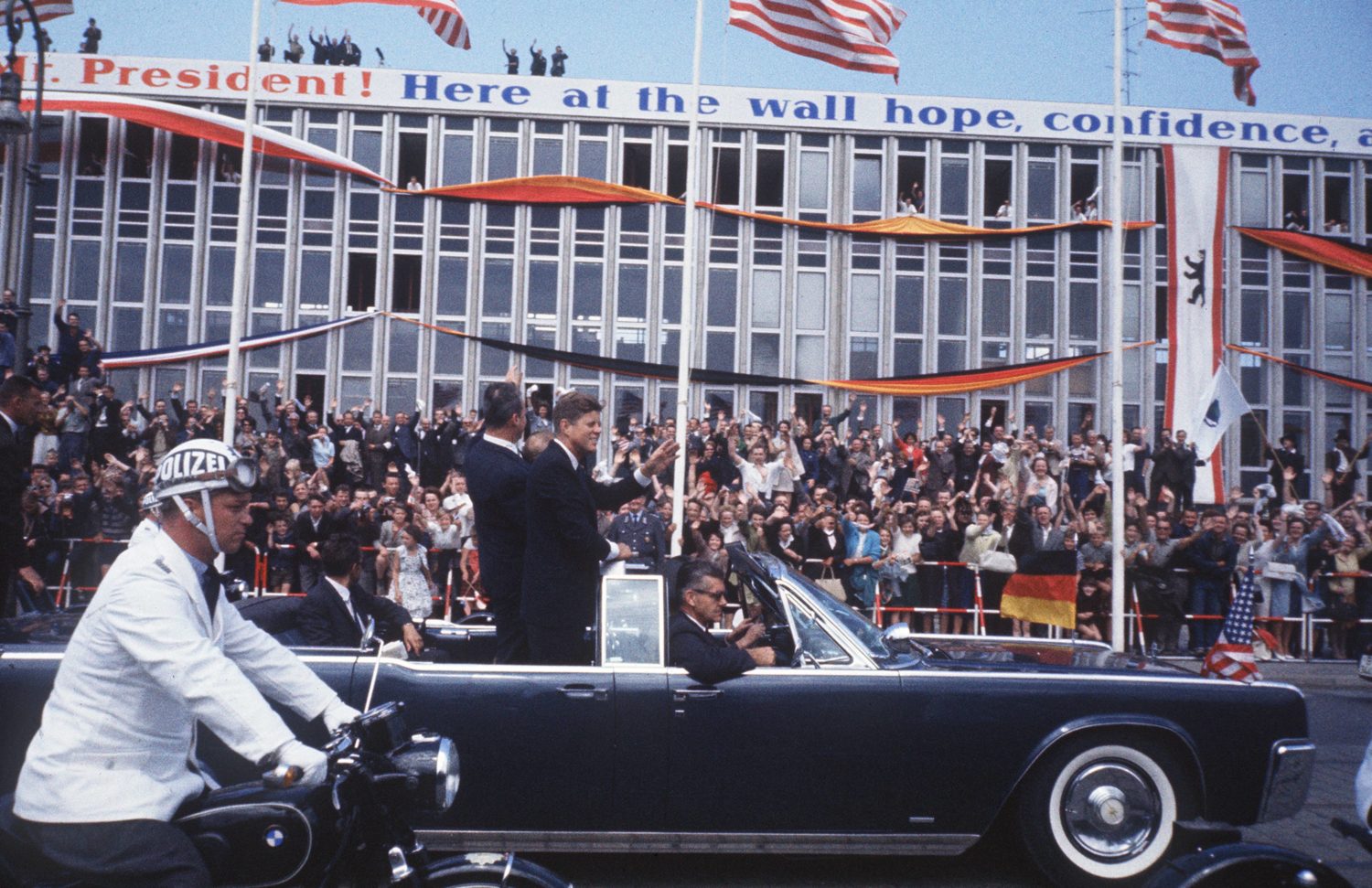 US-Präsident John F. Kennedy bei seinem Berlin-Besuch, fährt gemeinsam mit Berlins regierendem Bürgermeister Willy Brandt im offenen Cabrio durch die Strassen, 26. Juni 1963. Foto: Imago/Sven Simon