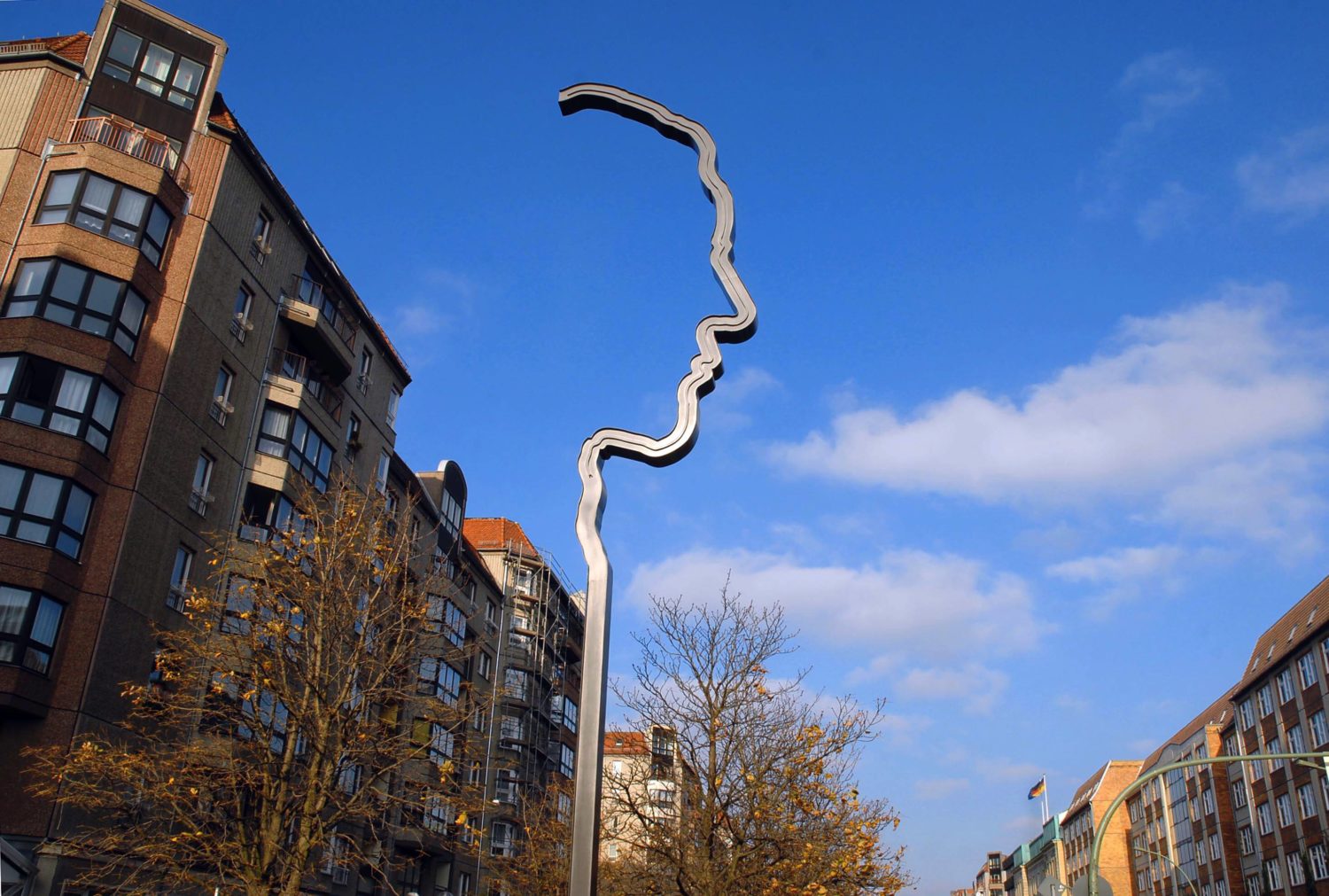 Das 17m hohe Stahlprofil wurde von Ulrich Klages geschaffen. Foto: Imago Images/PEMAX