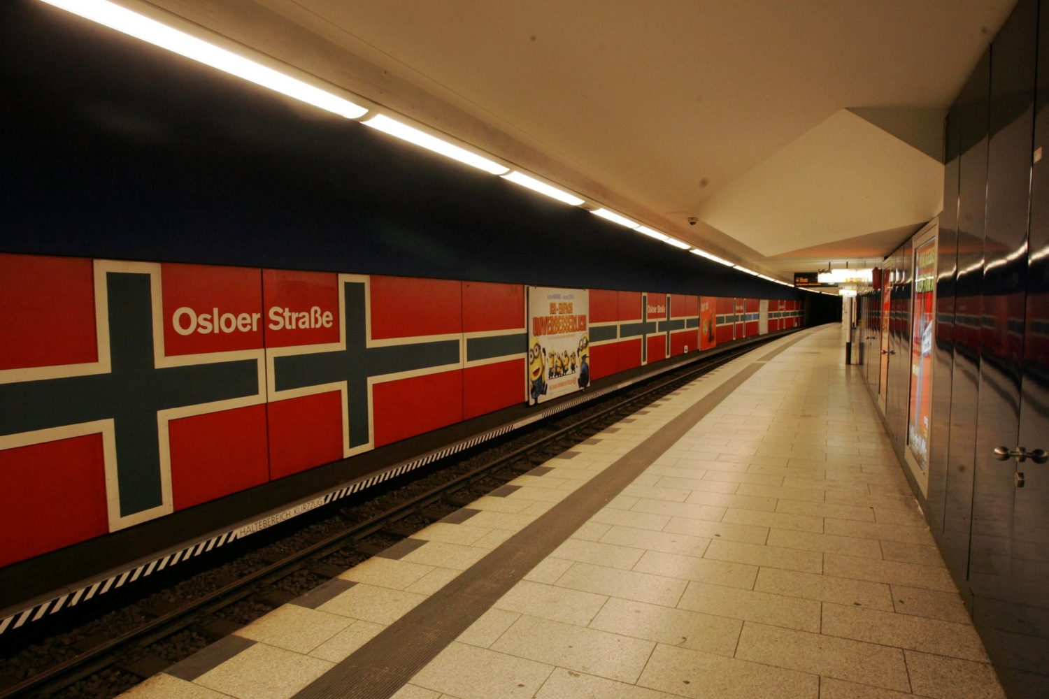 Norwegens Flagge schmückt den Bahnhof Osloer Straße. Foto: Imago Images/Impress-Pictures