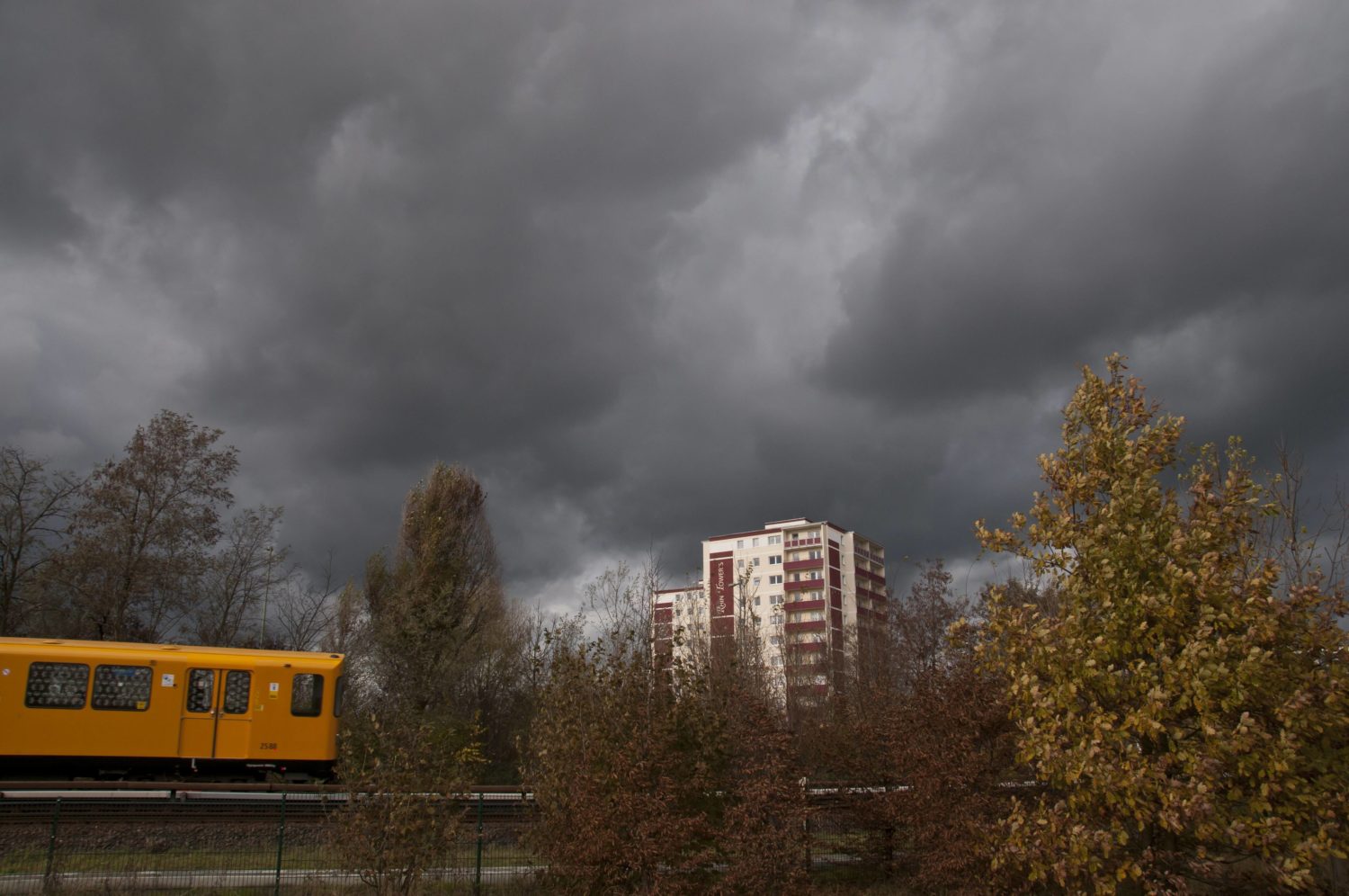Unter freiem Himmel fährt die U5 an Hochhäusern vorbei. Foto: Imago Images/Hohlfeld