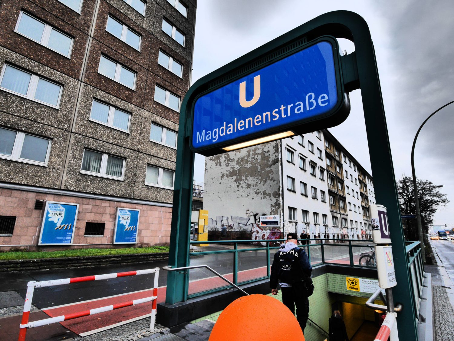 U5, Bahnhof Magdalenenstraße: Die Gebäudekomplexe hier waren einst das Hauptquartier des Ministeriums für Staatssicherheit. Foto: Imago Images/Jürgen Ritter