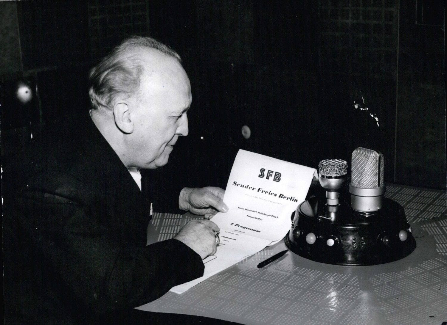 Radio Berlin: Der SFB nimmt am 31. Mai 1954 das Programm auf. Alfred Braun spricht zu den Berlinern und sagt die Zeit an. Foto: Imago/ZUMA/Keystone