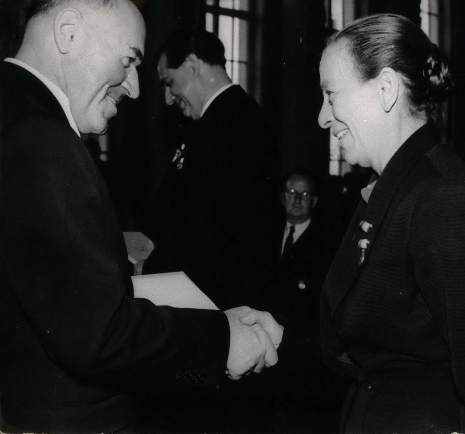 Helene Weigel erhält den Vaterländischer Verdienstorden im Oktober 1959.