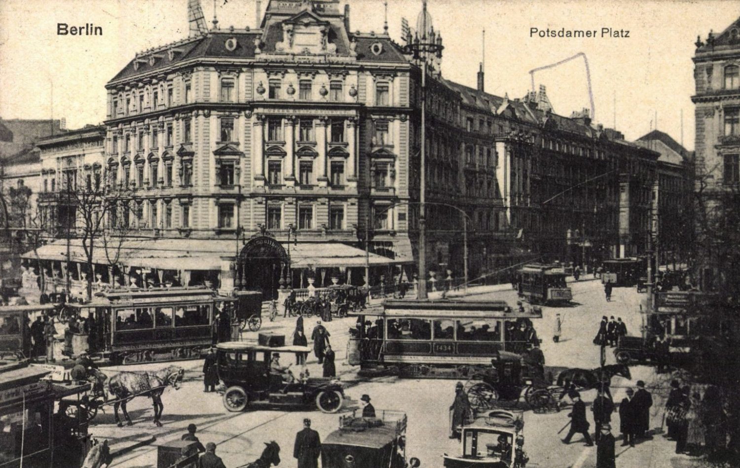 Viel los auf dem Potsdamer Platz um 1920. Foto: Imago/Arkivi