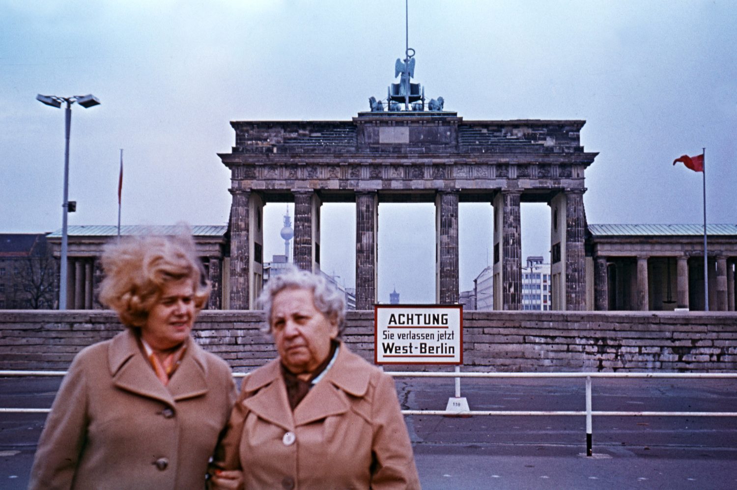 Berlin 1960er: Schon 1968 ein beliebtes Fotomotiv für Mauerstadt-Besucher: Das Brandenburger Tor. Foto: Imago/Gerhard Leber