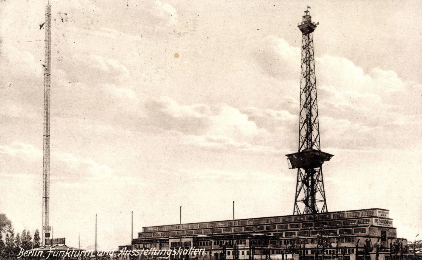 Radio Berlin: Funkturm und Ausstellungshallen in Charlottenburg, Aufnahme um 1928. Foto: Imago/Arkivi 