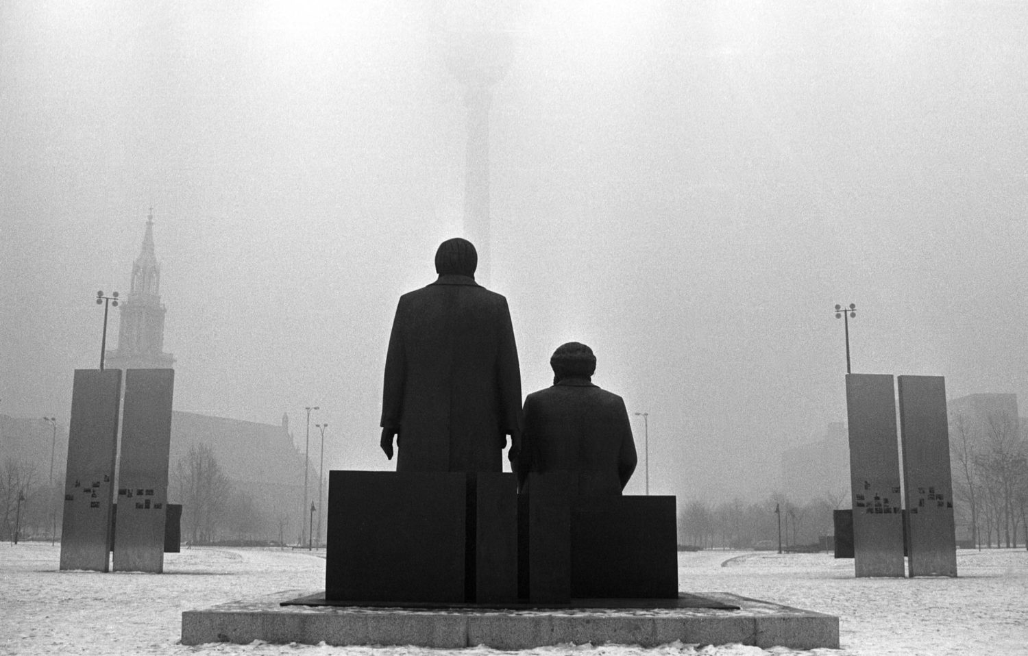 Berlin Winter: Marx-Engels-Forum im Nebel, Winter 1986/87. Foto: Imago Images/Christian Thiel