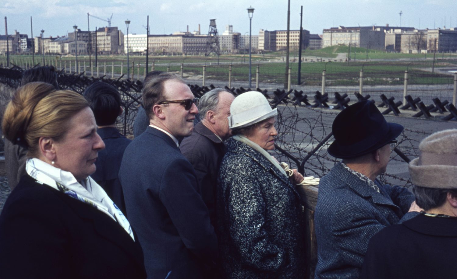 Berlin 1960er: West-Berliner gucken rüber, 1961. Foto: Imago/Gerhard Leber