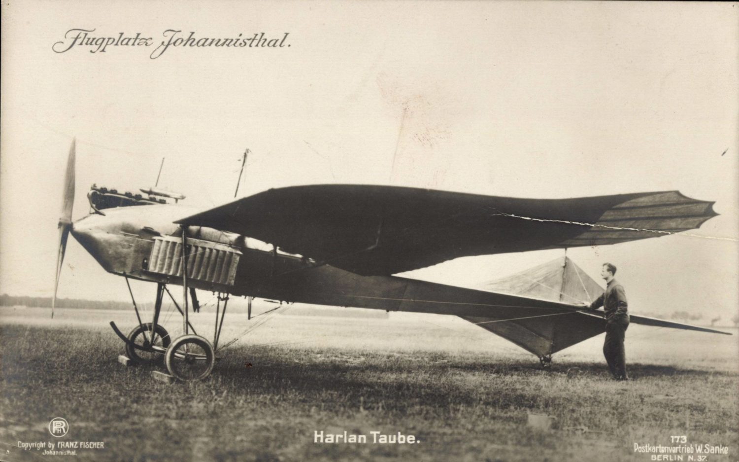 Ein historisches Flugzeug auf dem Flugplatz in Johannisthal.  