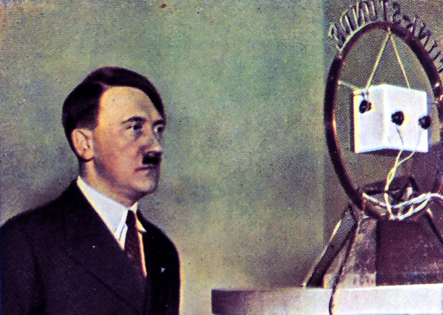 Radio Berlin: Adolf Hitler während einer Radioansprache, um 1934. Foto: Imago/United Archives International