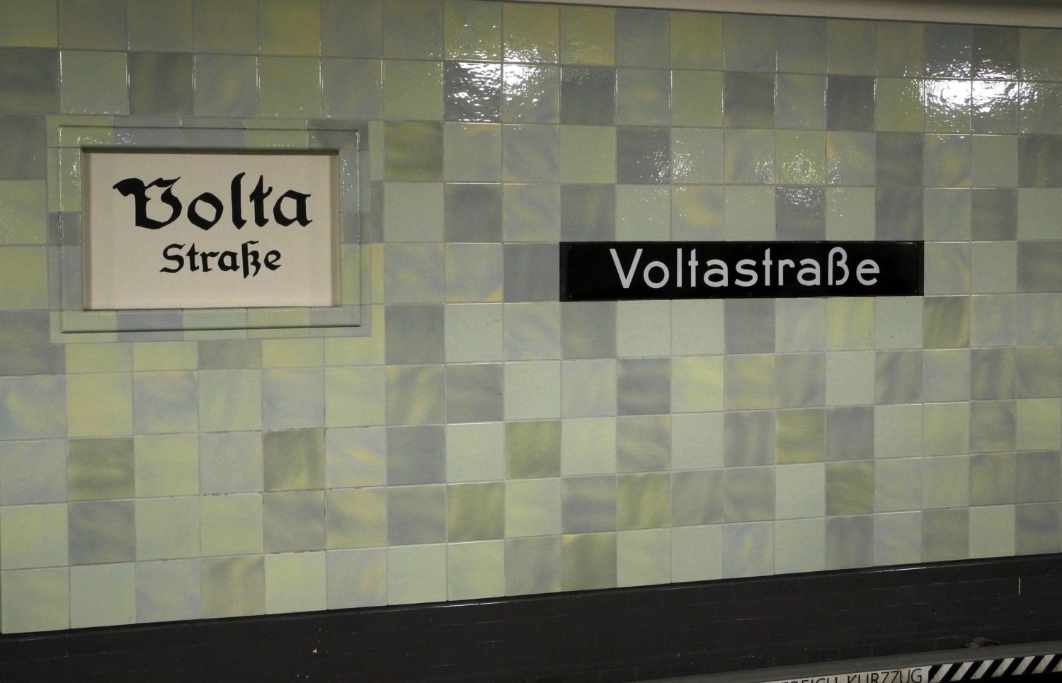 Historisches Namensschild am U-Bahnhof Voltastraße. Foto: Imago Images/PEMAX