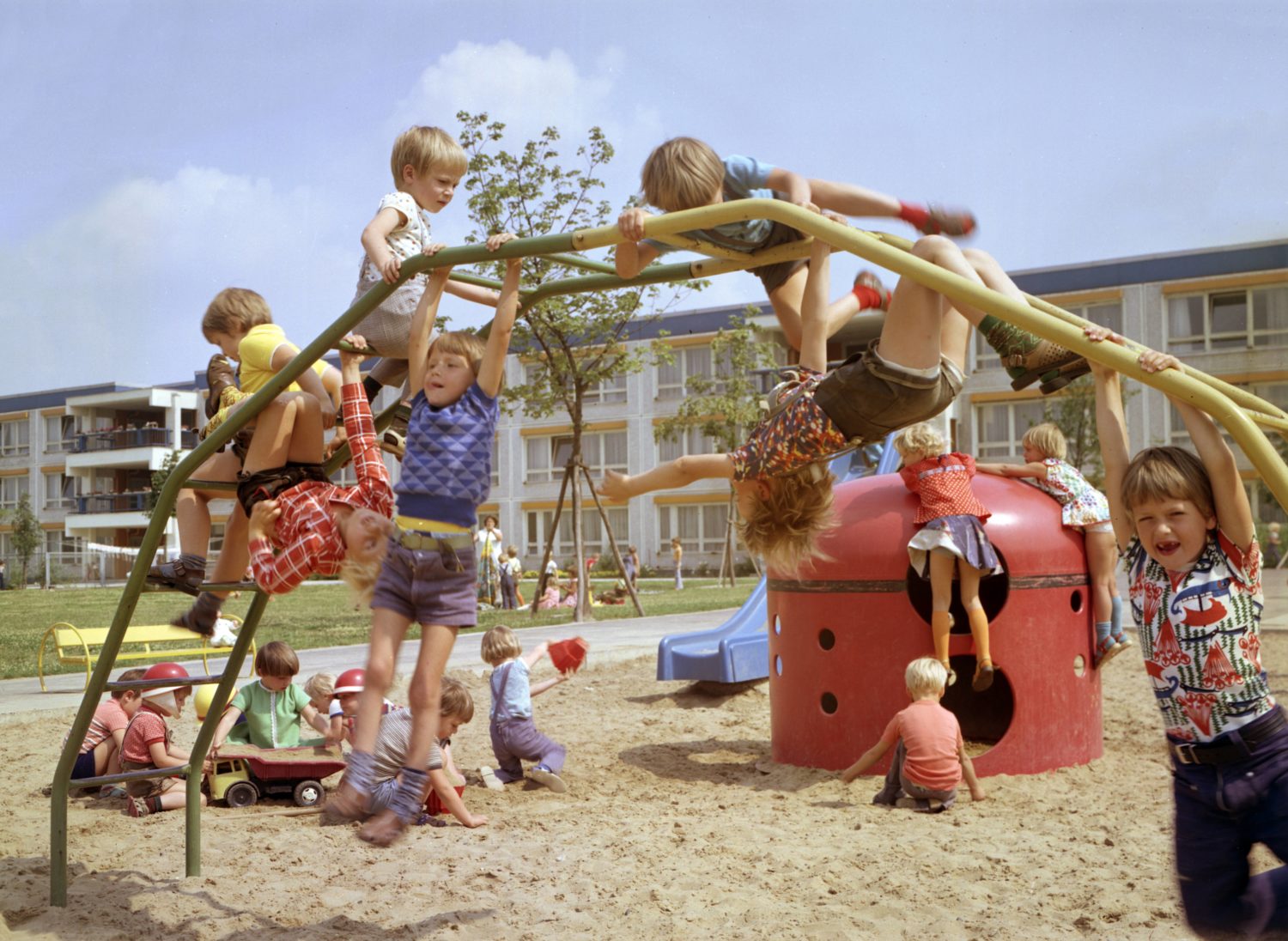 Kindergartenkinder spielen auf einem Spielplatz, 1976. Foto: Imago/Frank Sorge