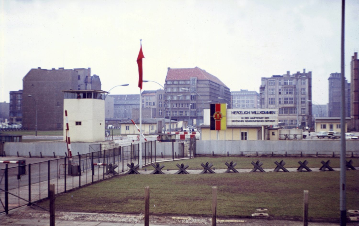 "Herzlich willkommen" hieß einen hier die DDR. Die Stasi hatte am Checkpoint Charlie alles im Blick. Foto: Imago Images/Gerhard Leber