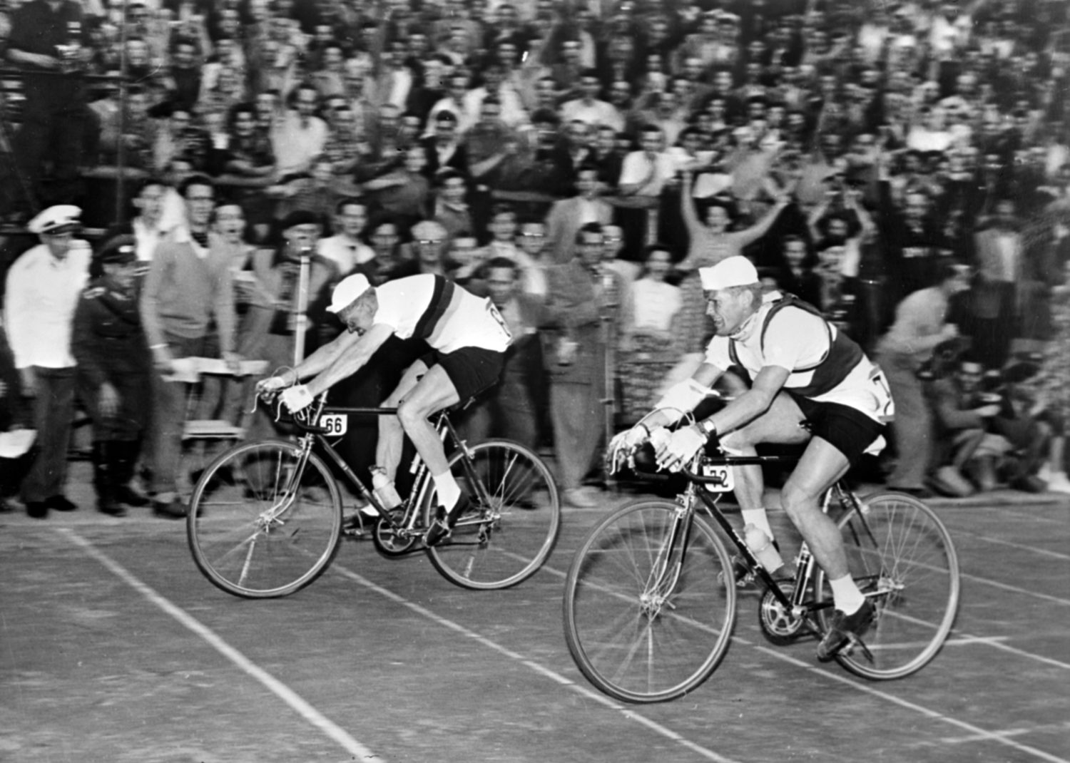 DDR-Rennradlegende Gustav Schur (links) bei der Internationalen Friedensfahrt, 1956. Foto: Imago/Topfoto/United Archives International