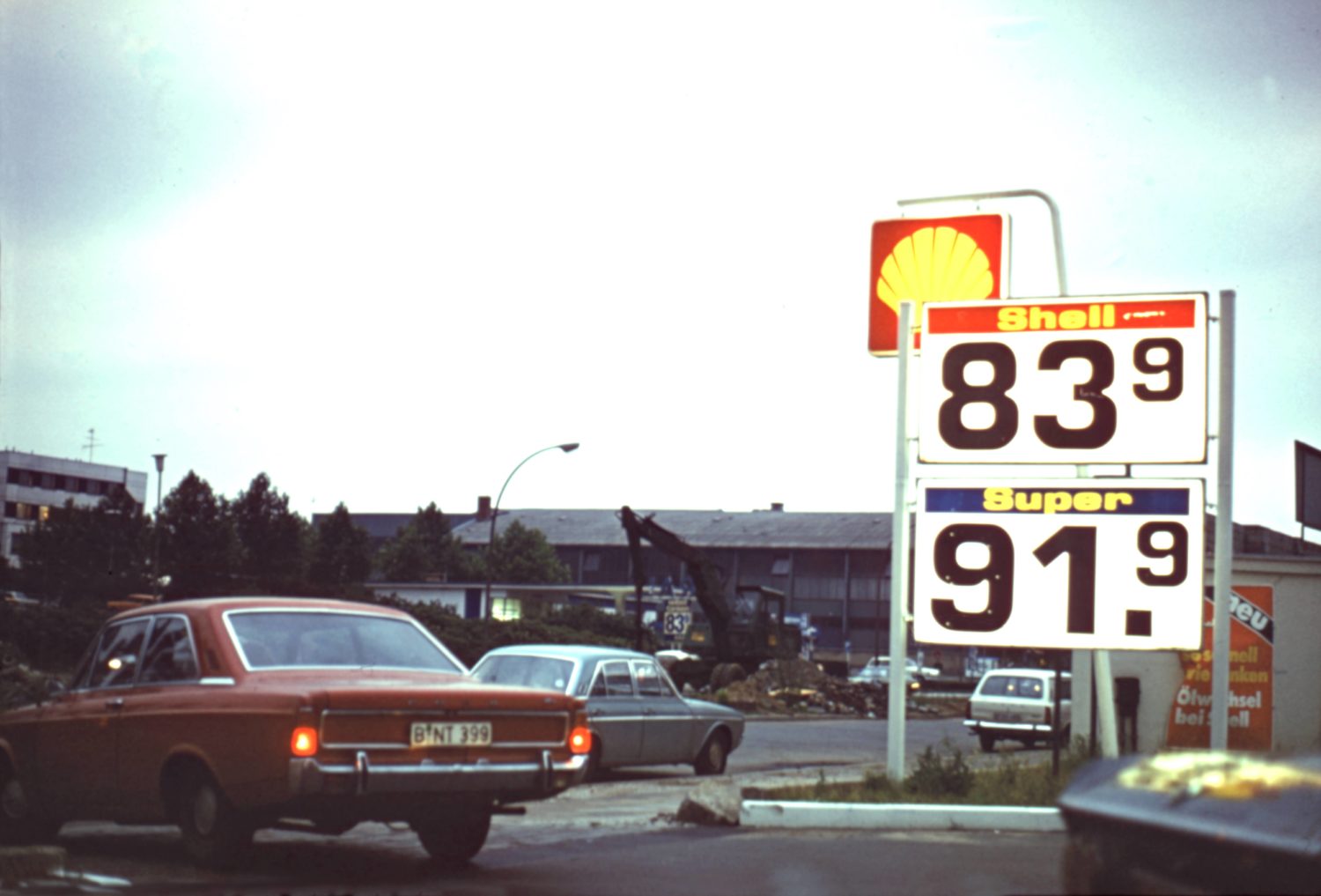 Ein Liter Super für 91 Pfennige. West-Berliner Tankstelle, ca. 1978. Foto: Imago/Serienlicht