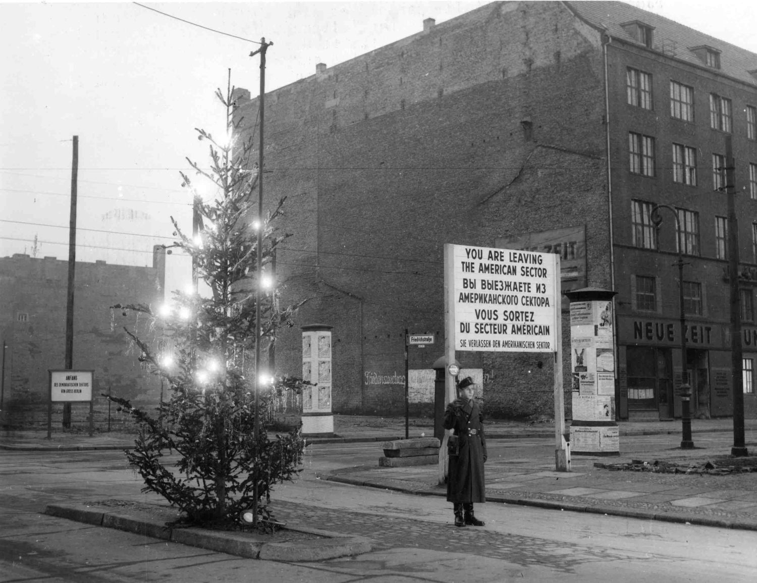 Berlin Winter: Ein Grenzsoldat und ein Weihnachtsbaum an der Sektorengrenze, 15. Dezember 1966. Foto: Imago Images/Belga