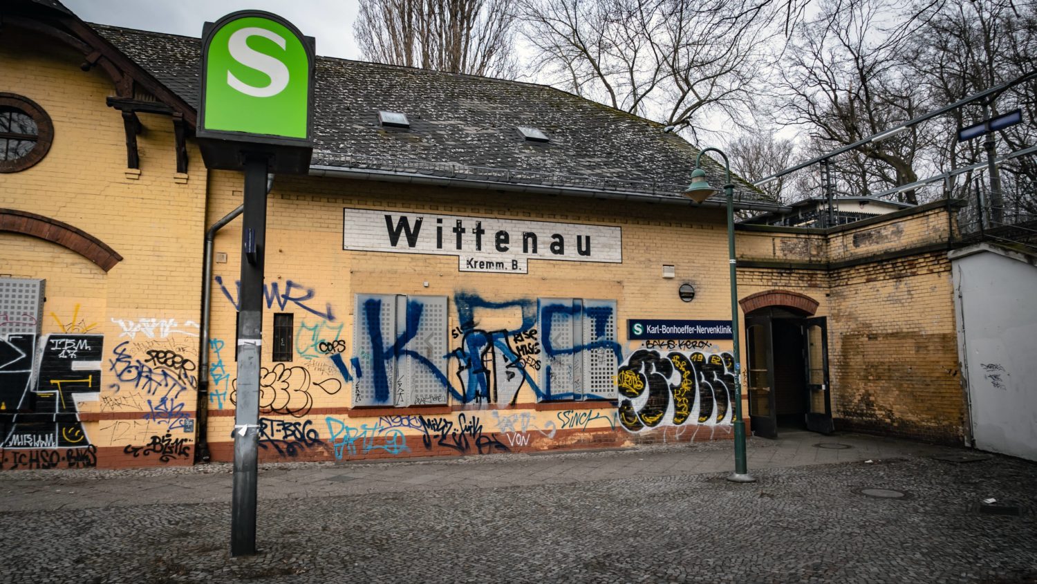 Umstieg in die S-Bahn: An der Karl-Bonhoeffer-Nervenklinik gibt es viele Hinweise darauf, dass die Station einst Wittenau hieß. Foto: Imago Images/Jürgen Ritter