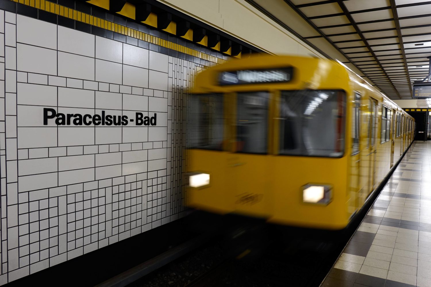 Gestaltet wie eine römische Therme: die U8-Station Paracelsus-Bad. Foto: Imago Images/Steinach