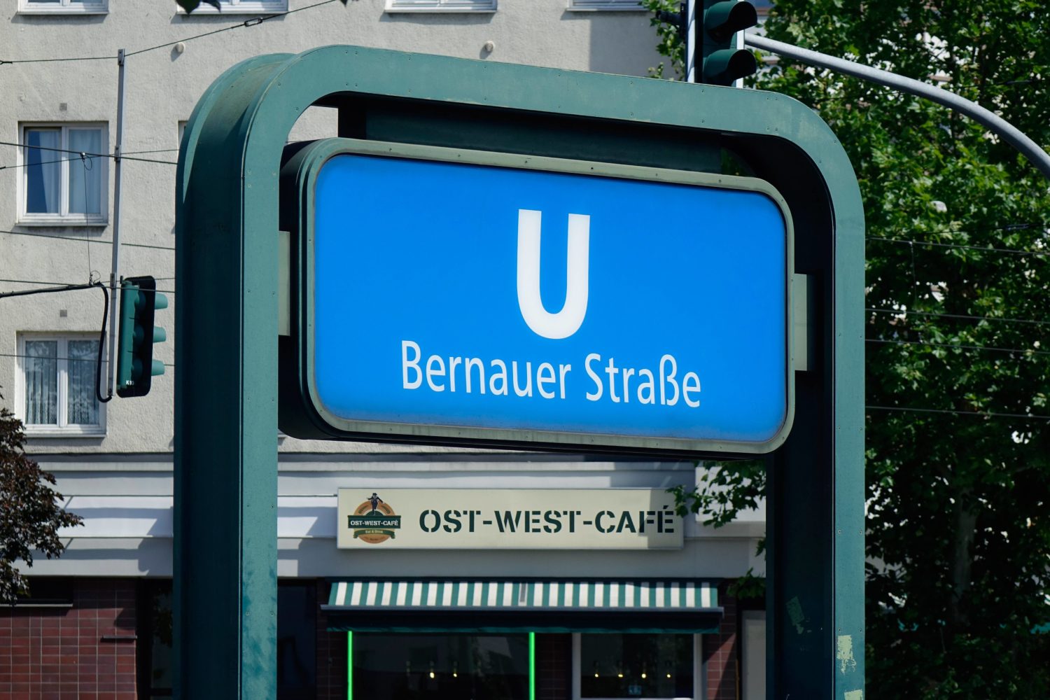 Am U-Bahnhof Bernauer Straße erinnert viel an die Mauer. Foto: Imago Images/Steinach