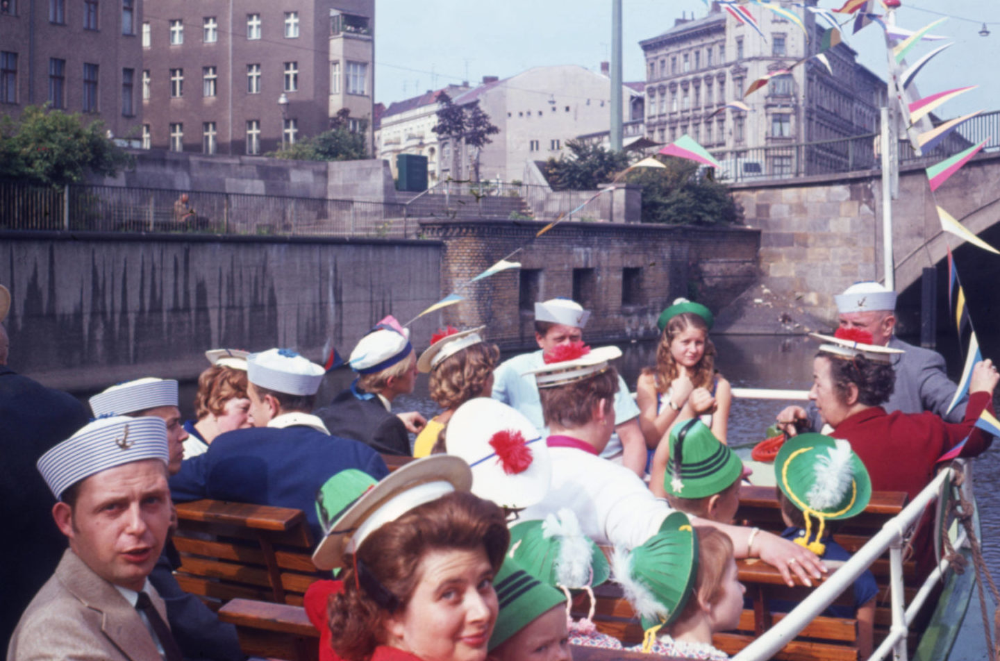 Mit lustigem Hut auf dem Landwehrkanal unterwegs, Sommer 1964. Foto: Imago/Serienlicht