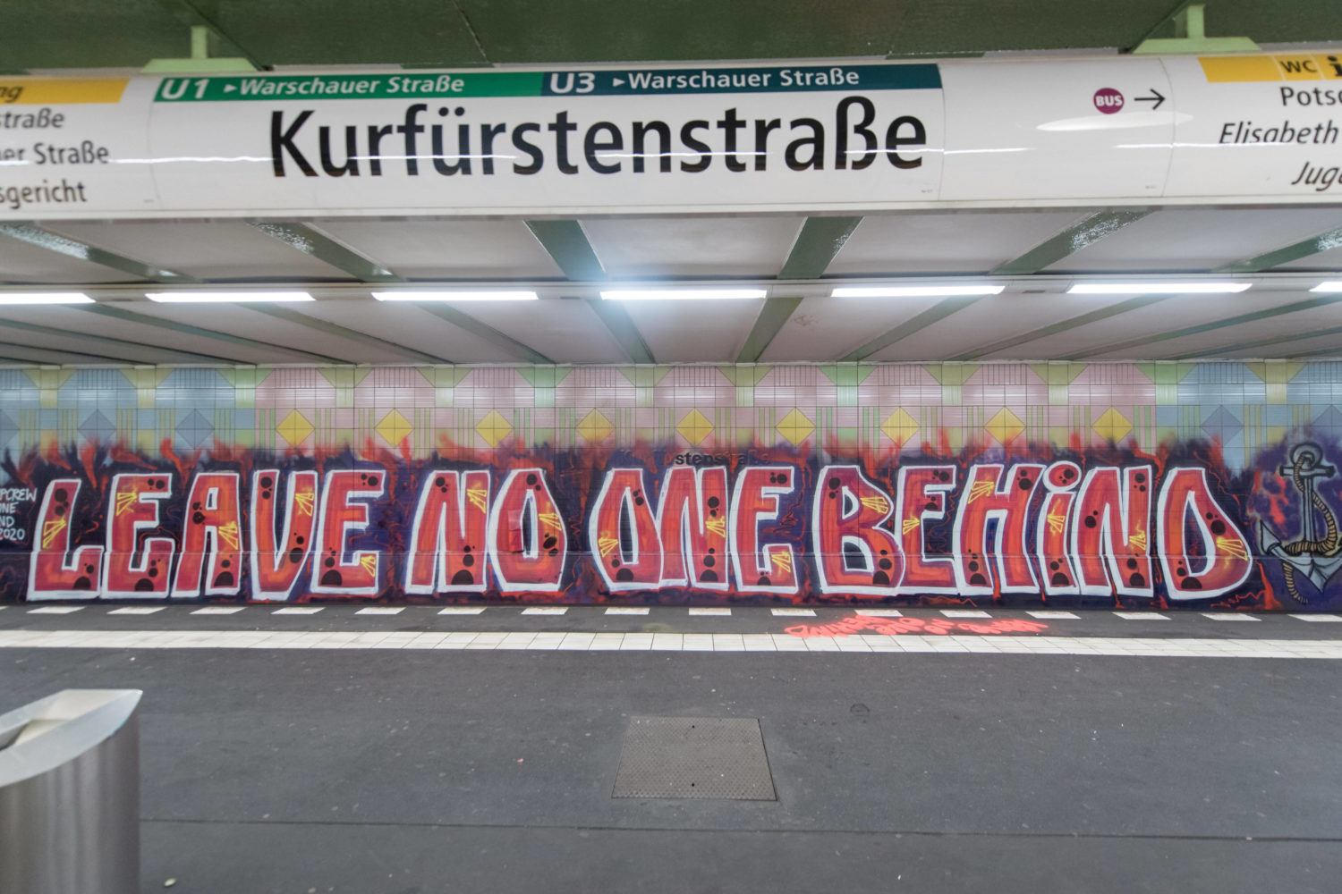 "Leave no one behind": Graffiti am Bahnhof Kurfürstenstraße. Foto: Imago Images/Spicker