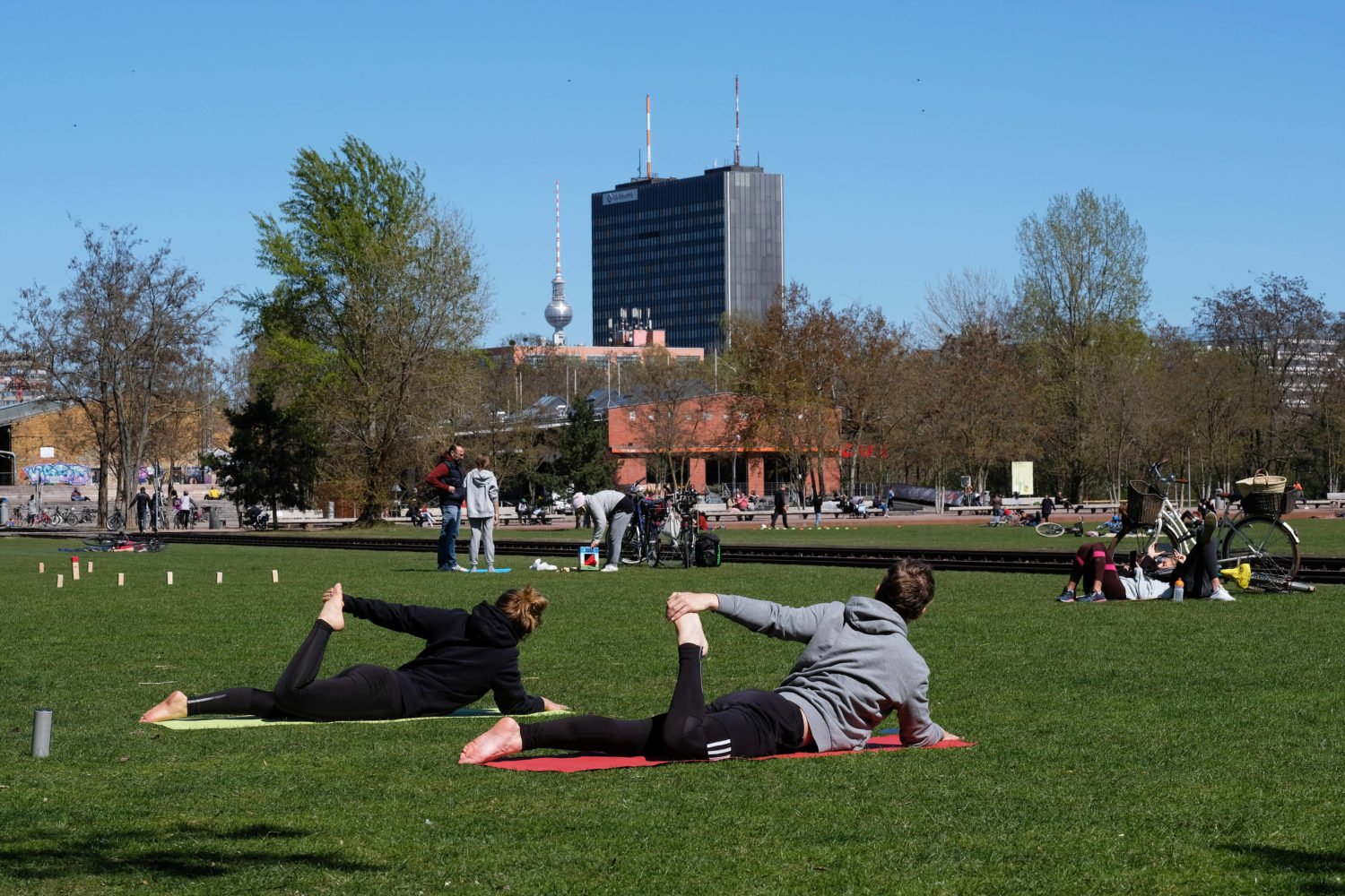 Wichtig beim Outdoor-Sport: Dehnübungen vor und nach dem Workout. Foto: Imago/snapshot