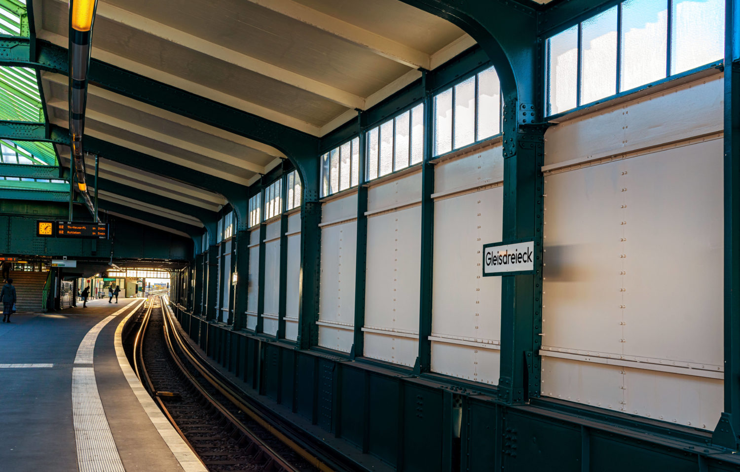 Wer am U-Bahnhof Gleisdreieck aus der U1 aussteigt, hat es nicht weit: Der Gleisdreieck-Park liegt ganz nah. Foto: Imago Images/CHROMORANGE