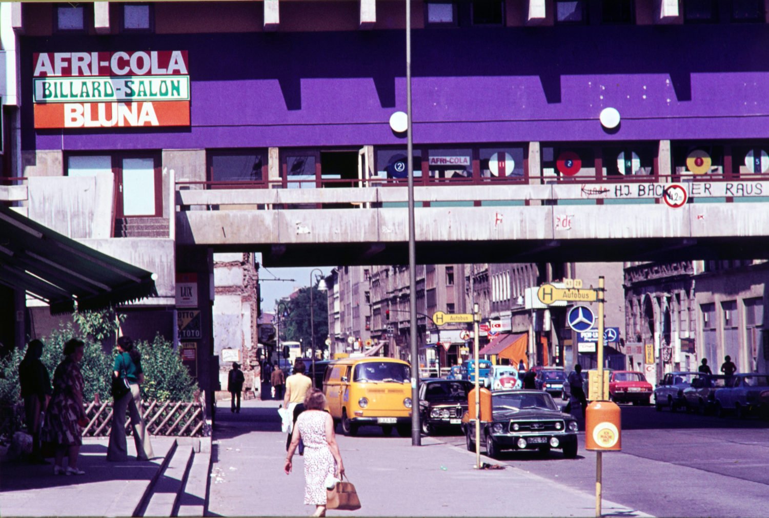 Kottbusser Tor mit dem Neuen Kreuzberger Zentrum und der Überbrückung der Adalbertstraße, 1974. Foto: Imago/Serienlicht