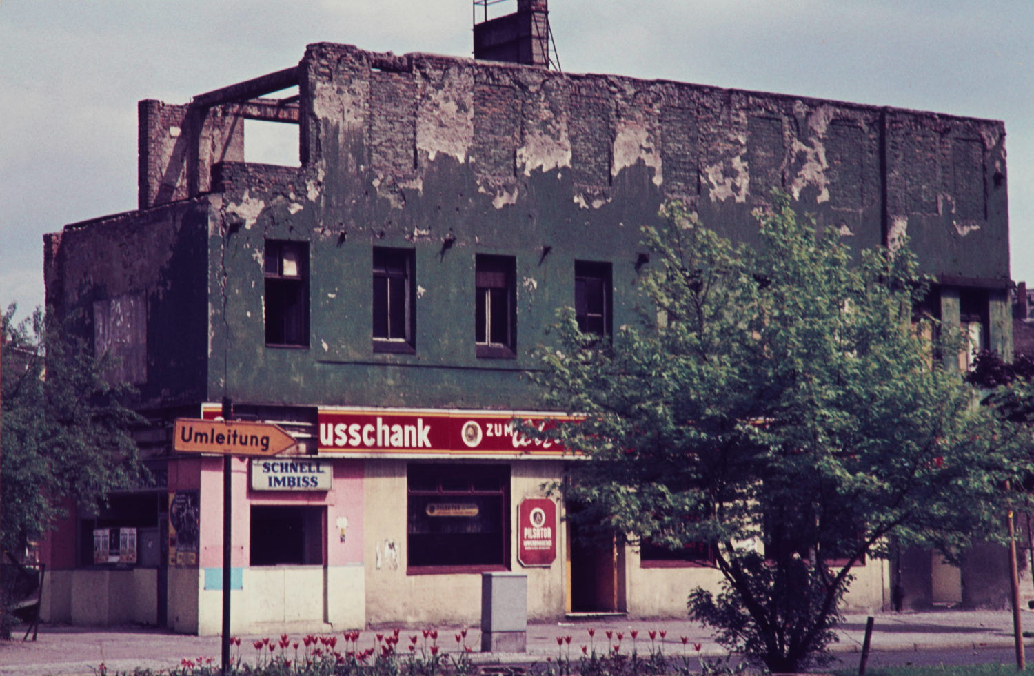 Berlin 1960er: Heruntergekommenes Gebäude am Kottbusser Tor, Kreuzberg, um 1969. Foto: Imago/Serienlicht
