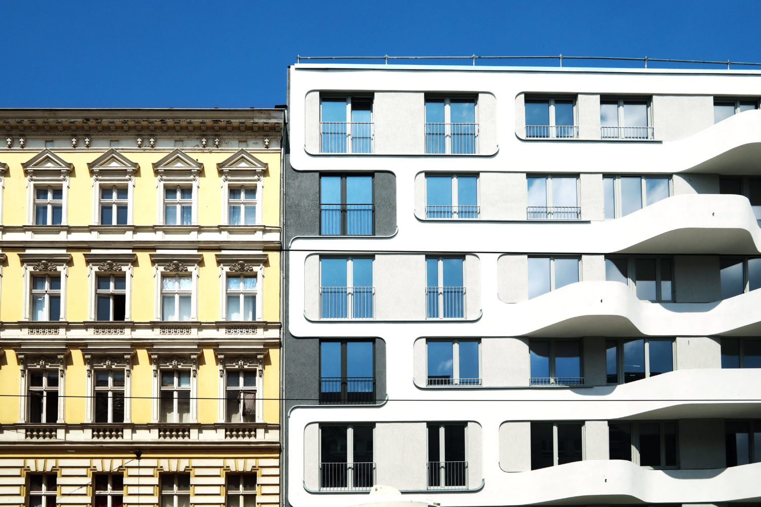 Mietdeckel soll auf dem Berliner Wohnungsmarkt helfen: Altbau gegen Neubau, aber immer gern mit saftigen Mieten. Foto: Imago Images/Sabine Gudath