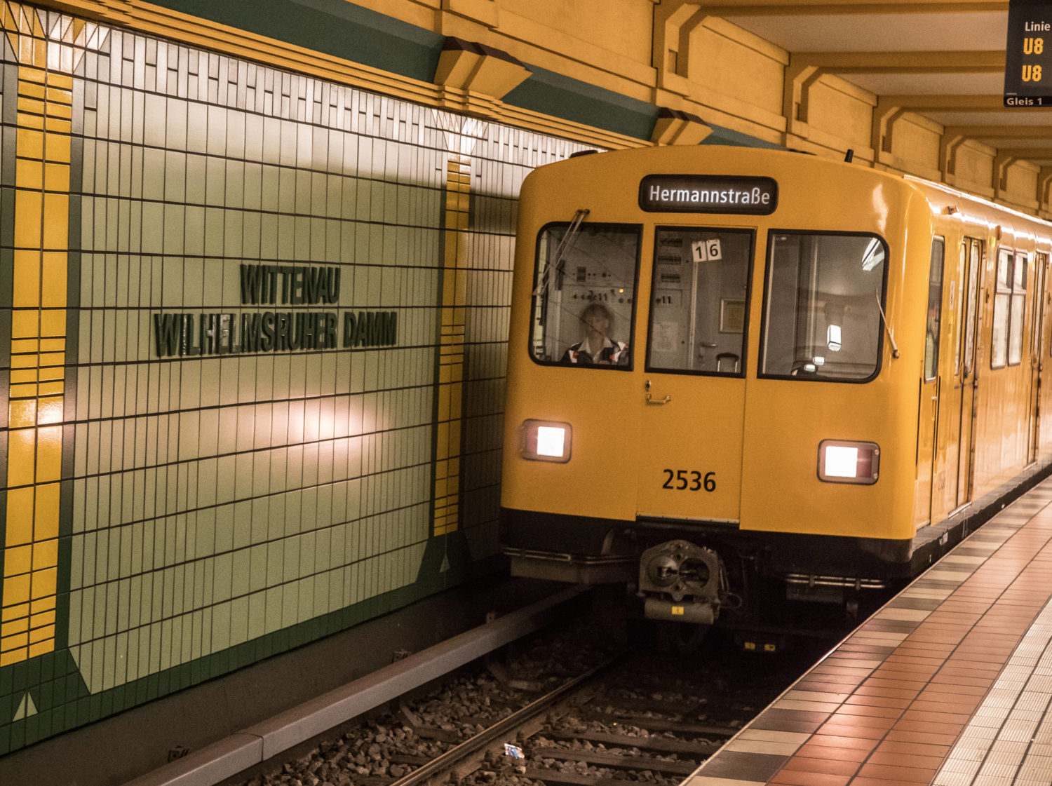 Stilisierte Säulen, gelb und grün: Willkommen in Wittenau, hier beginnt die Fahrt mit der U8. Foto: Imago Images/Olaf Wagner