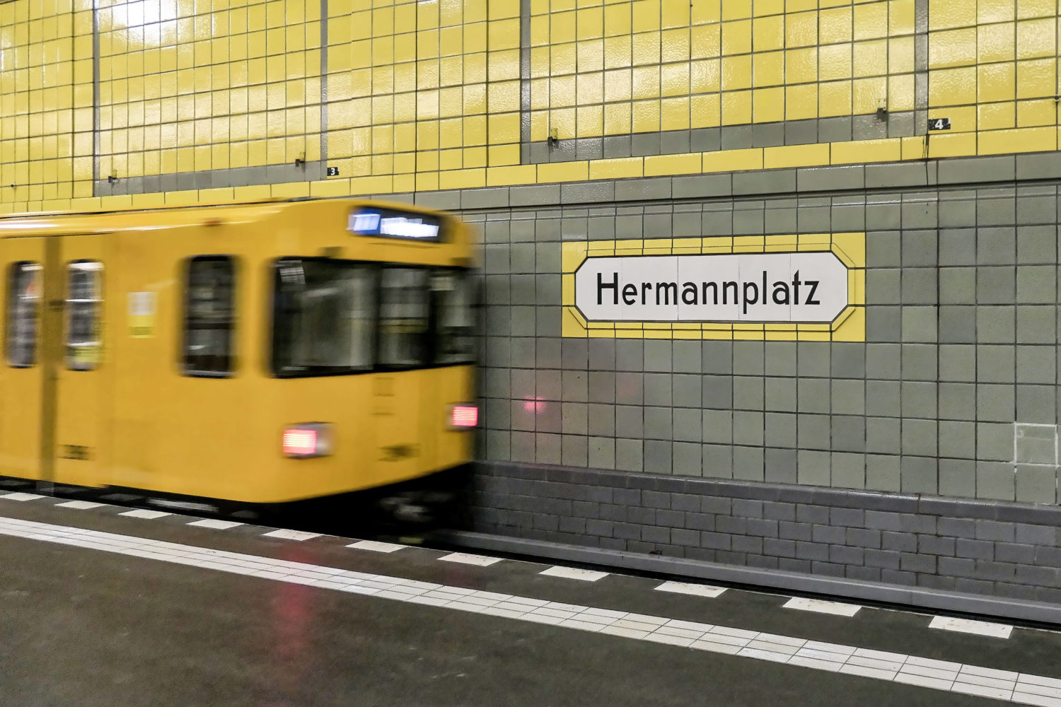 Klassisch gestaltet: der U-Bahnhof Hermannplatz, immer gut erkennbar an den gelben Kacheln. Foto: Imago/Travel-Stock-Image