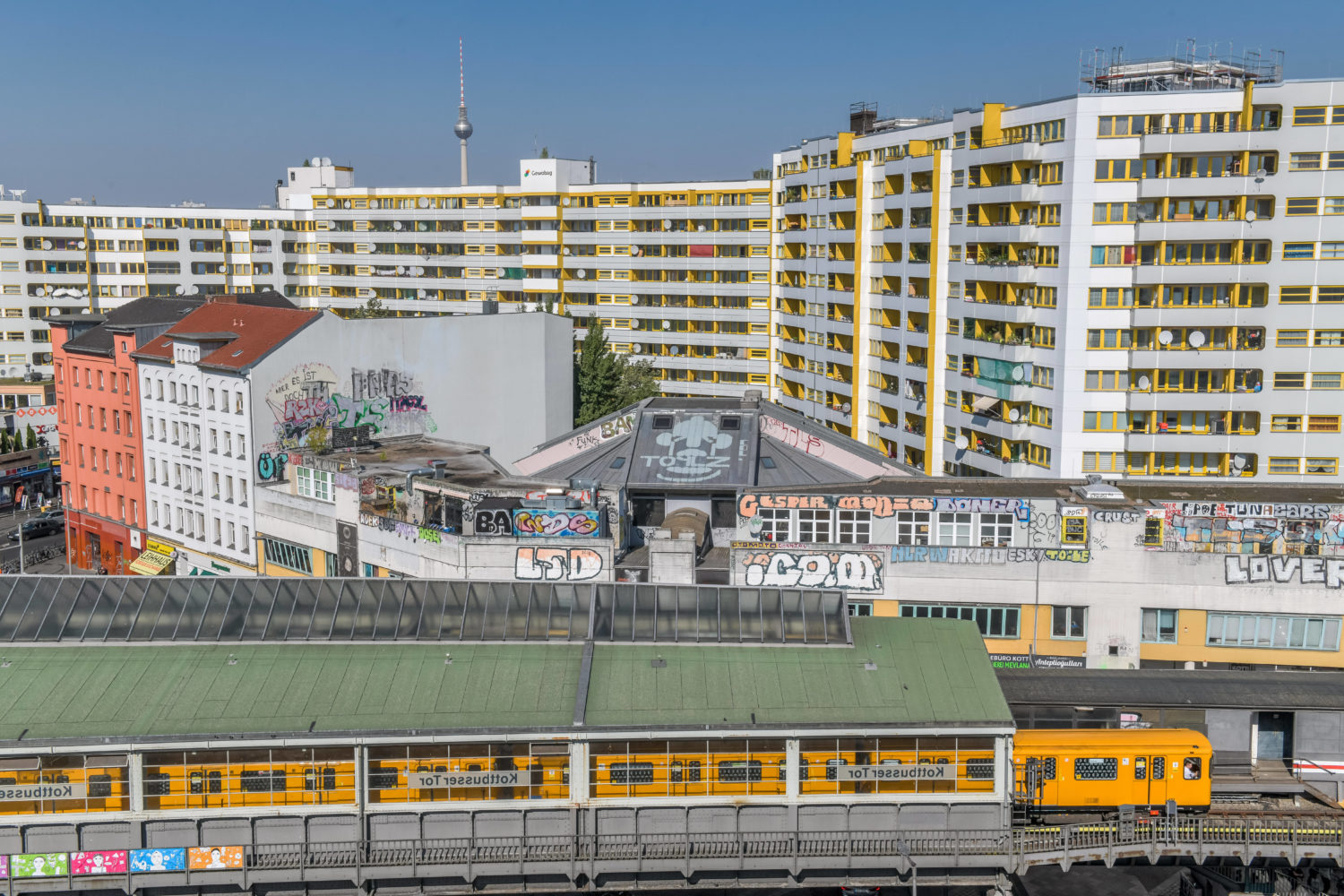 Blick nach Norden am Kotti: Das Zentrum Kreuzberg, der gigantische Gebäudekomplex in Grau-Gelb, ist berühmt und berüchtigt. Foto: Imago Images/Joko