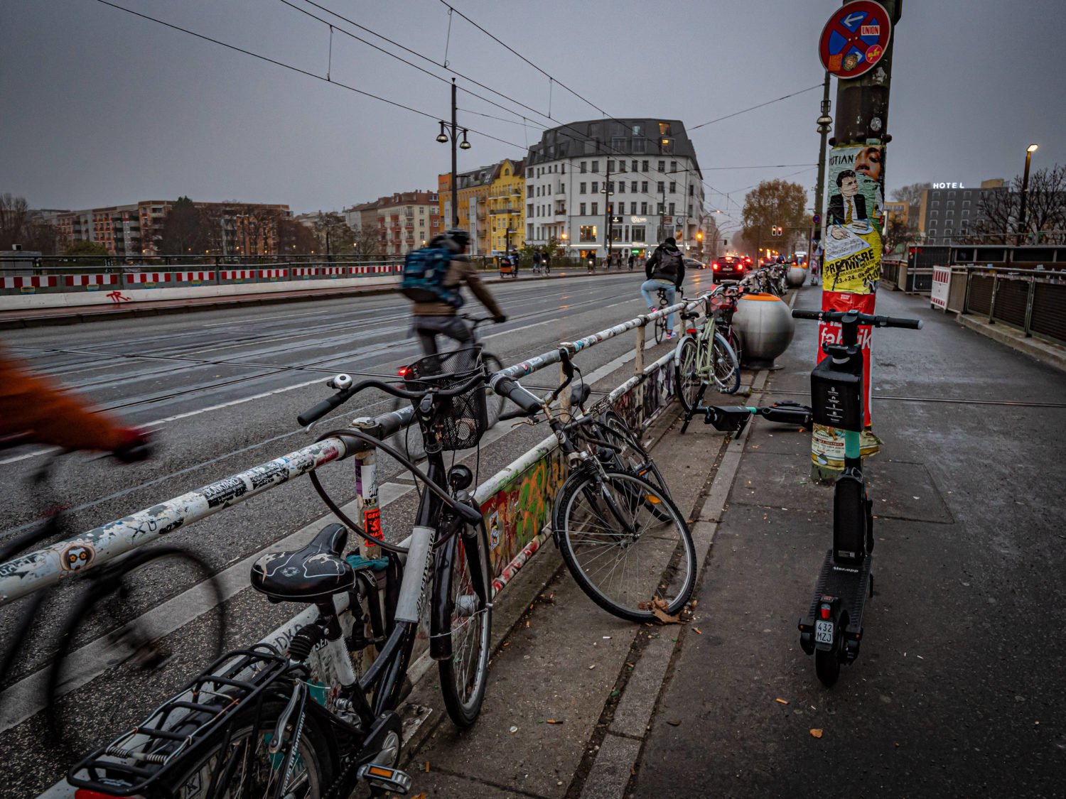 Berlin Friedrichshain, Warschauer Straße. Hier würden wir gern den Schnelltest machen, statt dafür ins KitKat zu fahren.  Foto: Imago Images/Jürgen Ritter