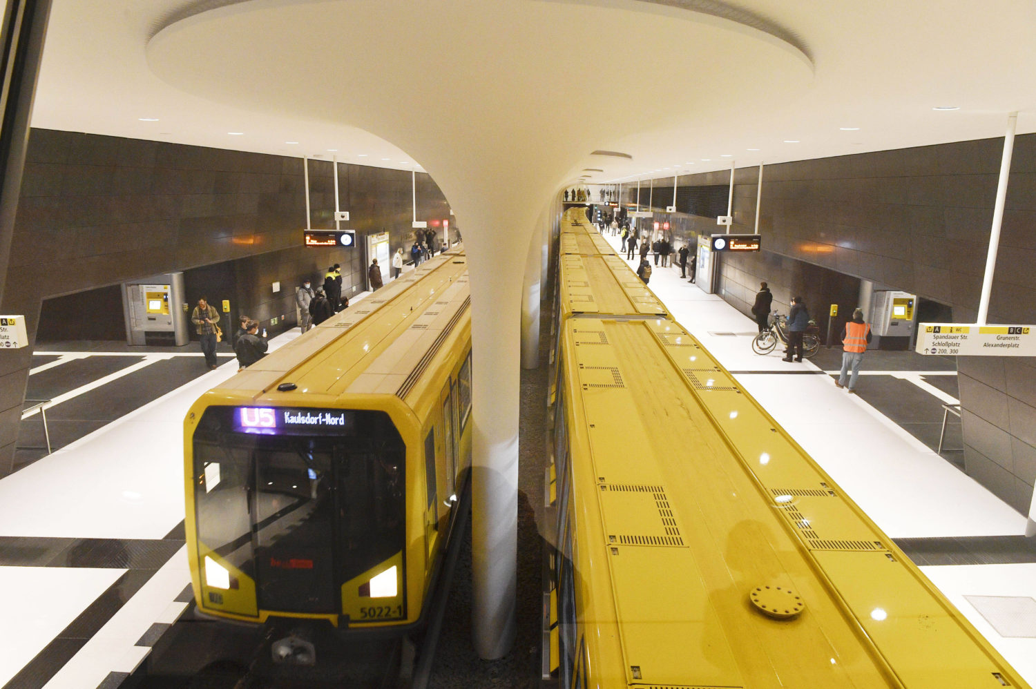 Glänzender Terrazzo im gewölbehaften U-Bahnhof Rotes Rathaus. Foto: Imago Images/Future Image