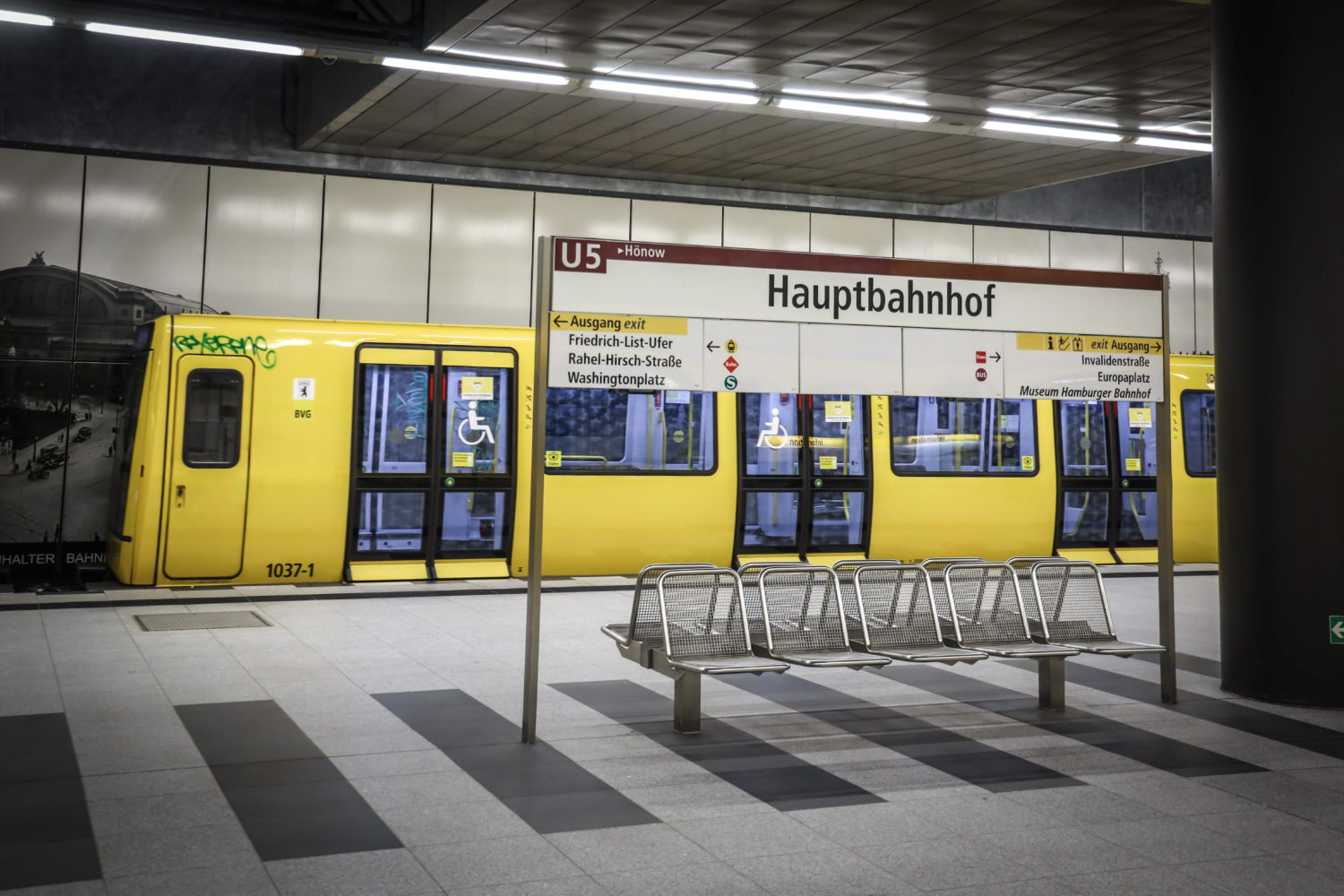 Zurück nach Hönow oder weiter mit dem ICE? Der Hauptbahnhof ist Endhaltestelle der U5. Foto: Imago Images/Rüdiger Wölk
