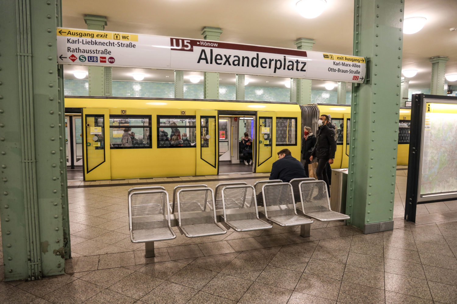 Ab in die Innenstadt: Die U5 hält am Alexanderplatz. Foto: Imago Images/Rüdiger Wölk