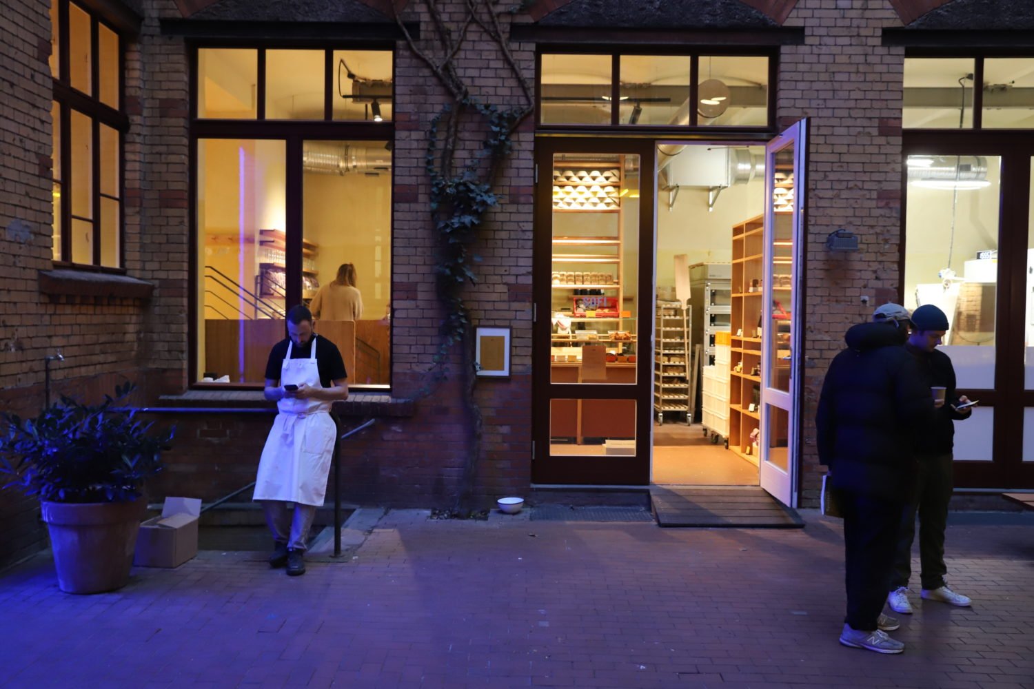 Abendstimmung in den Sophie-Gips-Höfen: die SOFI Bakery in Mitte soll mittelfristig auch Mittagskantine sein.