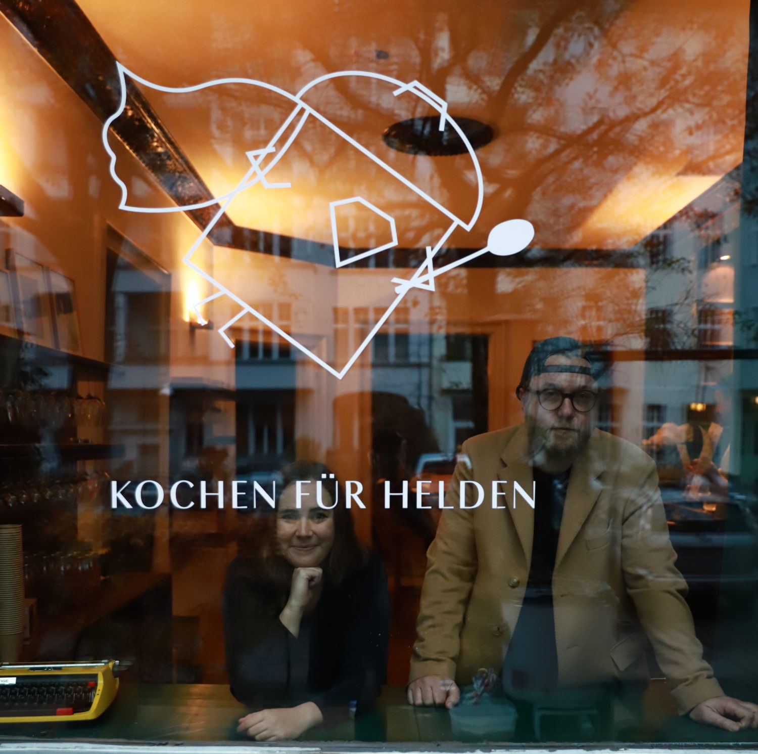 Ilona Scholl und Max Strohe vom tulus lotrek steckten auch hinter der Aktion "Kochen für Helden" aus dem Frühjahr – jetzt organisieren sie ihren eigenen Weihnachtsmarkt. Weihnachtsmärkte Restaurants Berlin