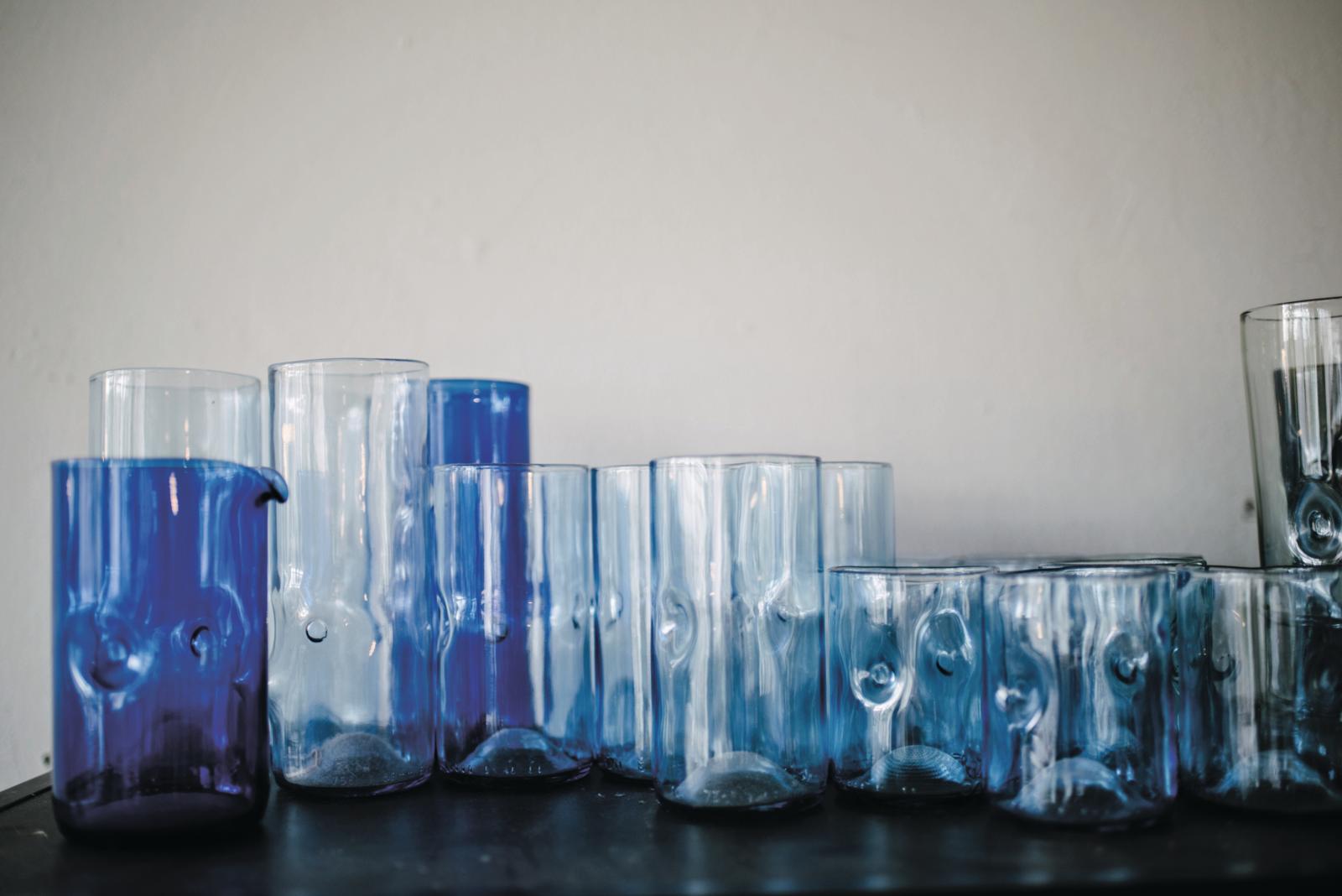 Diese Gläser und Vasen waren einmal alte Weinflaschen – upcycled vom Dänen Jasper Jensen. Foto: Lena Ganssmann