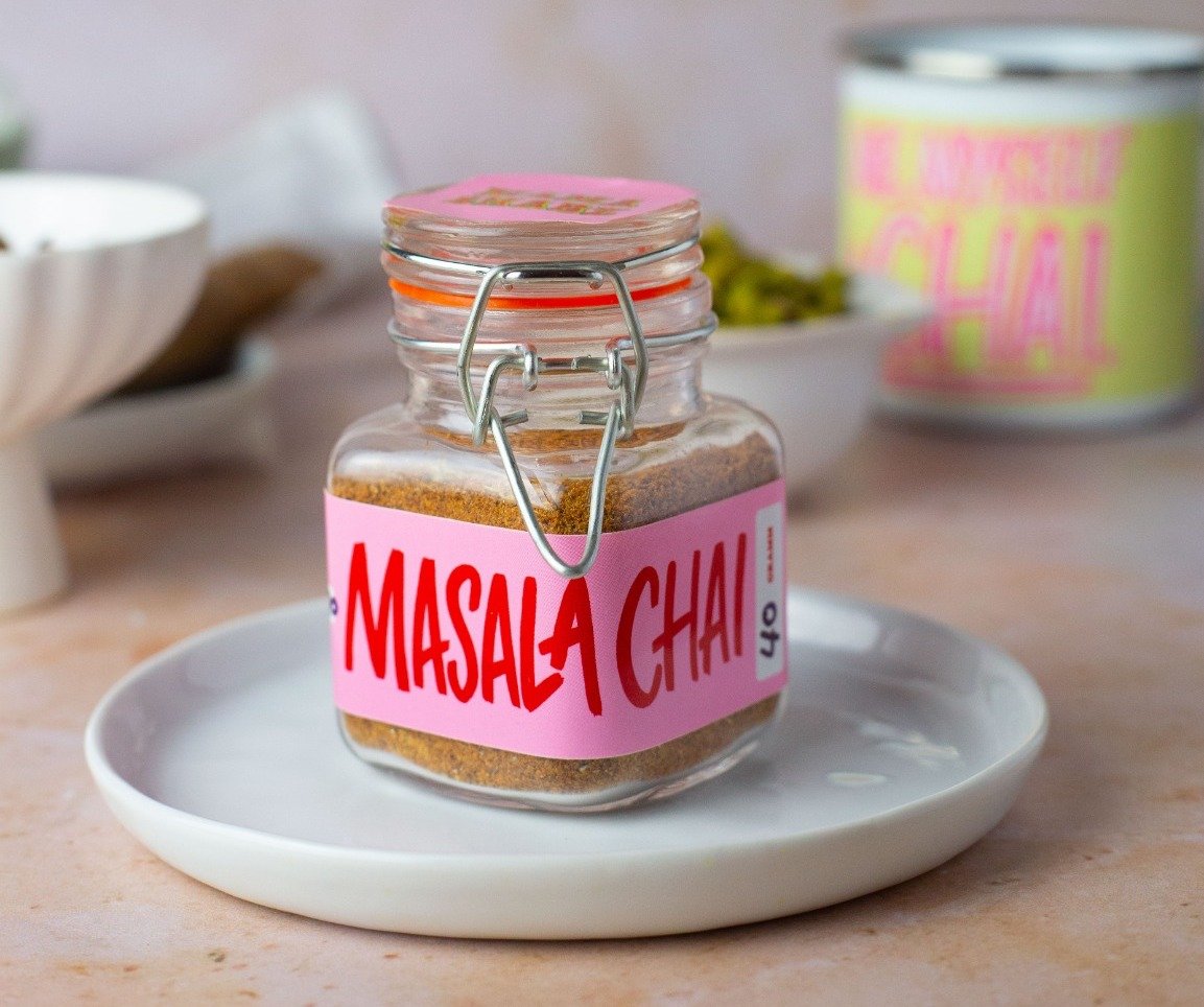 Masala Chai-Pulver für den Hausgebrauch von Mama Shabz – und die passenden bunten Tassen gibt es auch gleich dazu!
